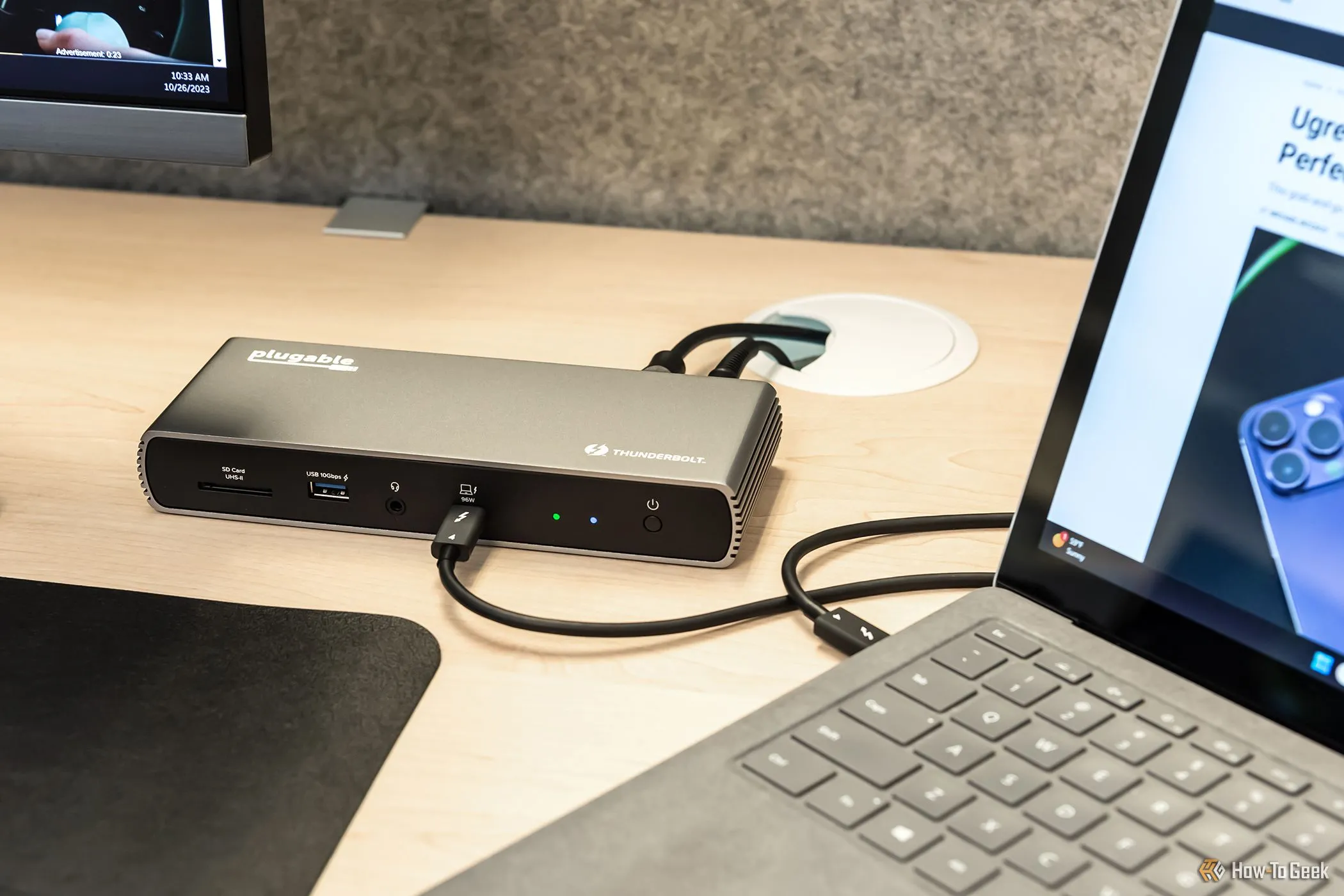 Setup Docking Station Plugable Thunderbolt 4 trên bàn làm việc cùng với laptop và các phụ kiện, minh họa khả năng mở rộng kết nối cho một không gian làm việc hiệu quả.