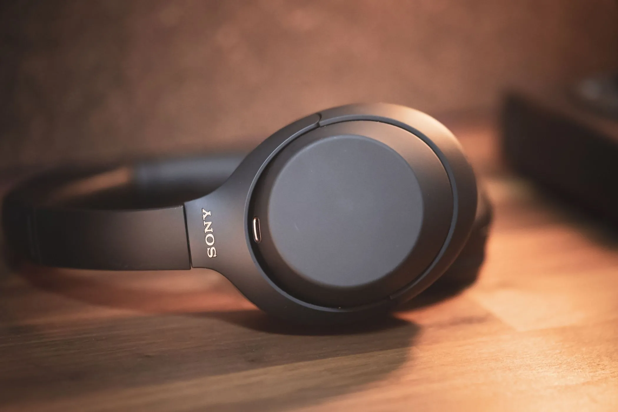 Tai nghe chống ồn không dây Sony WH-1000XM4.