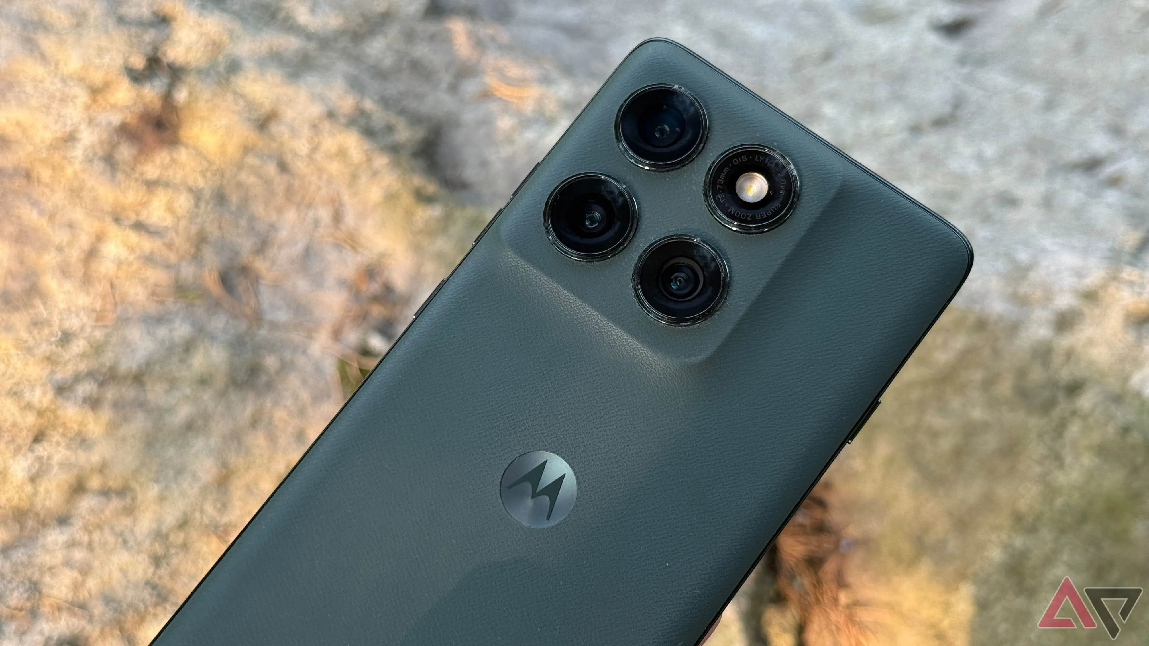 Thiết kế cụm camera sau nổi bật trên Motorola Edge 2025