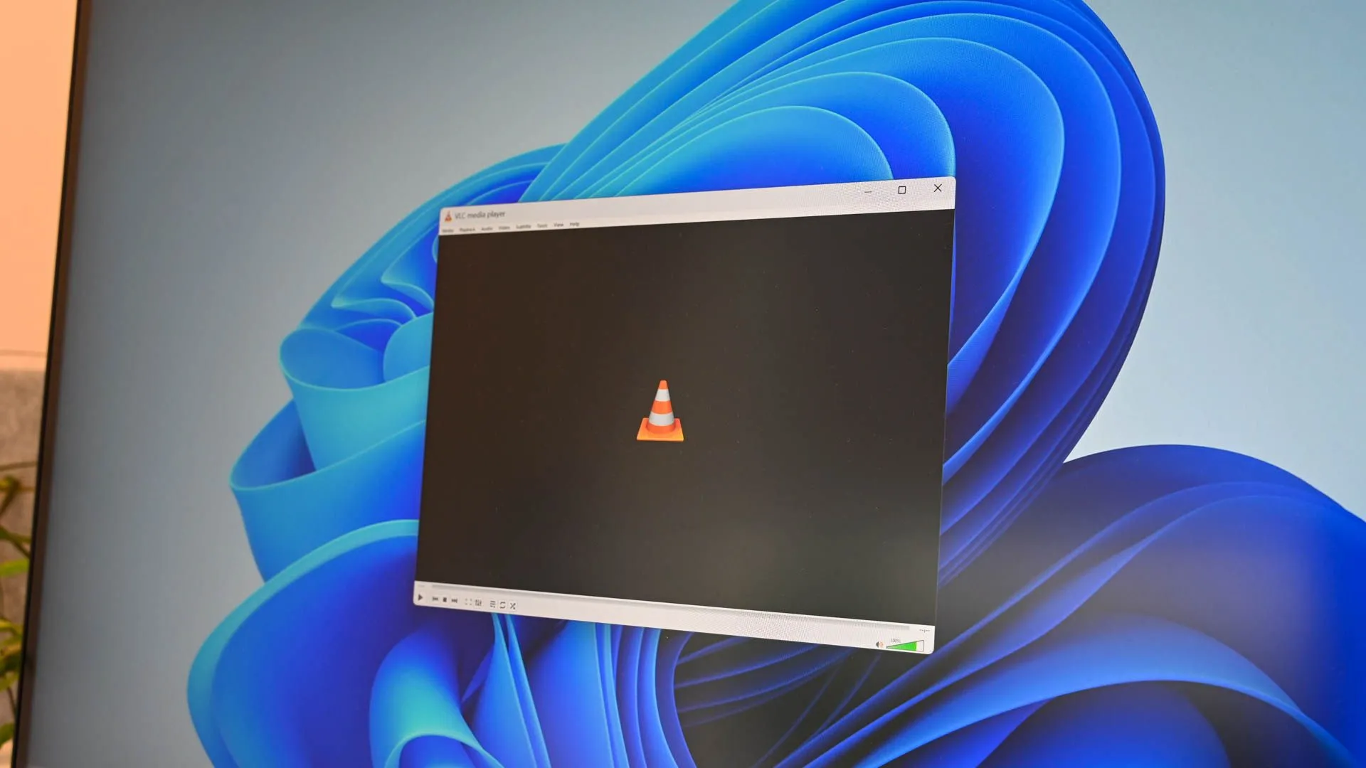 Trình phát media VLC mở trên Windows 11, hiển thị các tùy chọn điều khiển phát lại