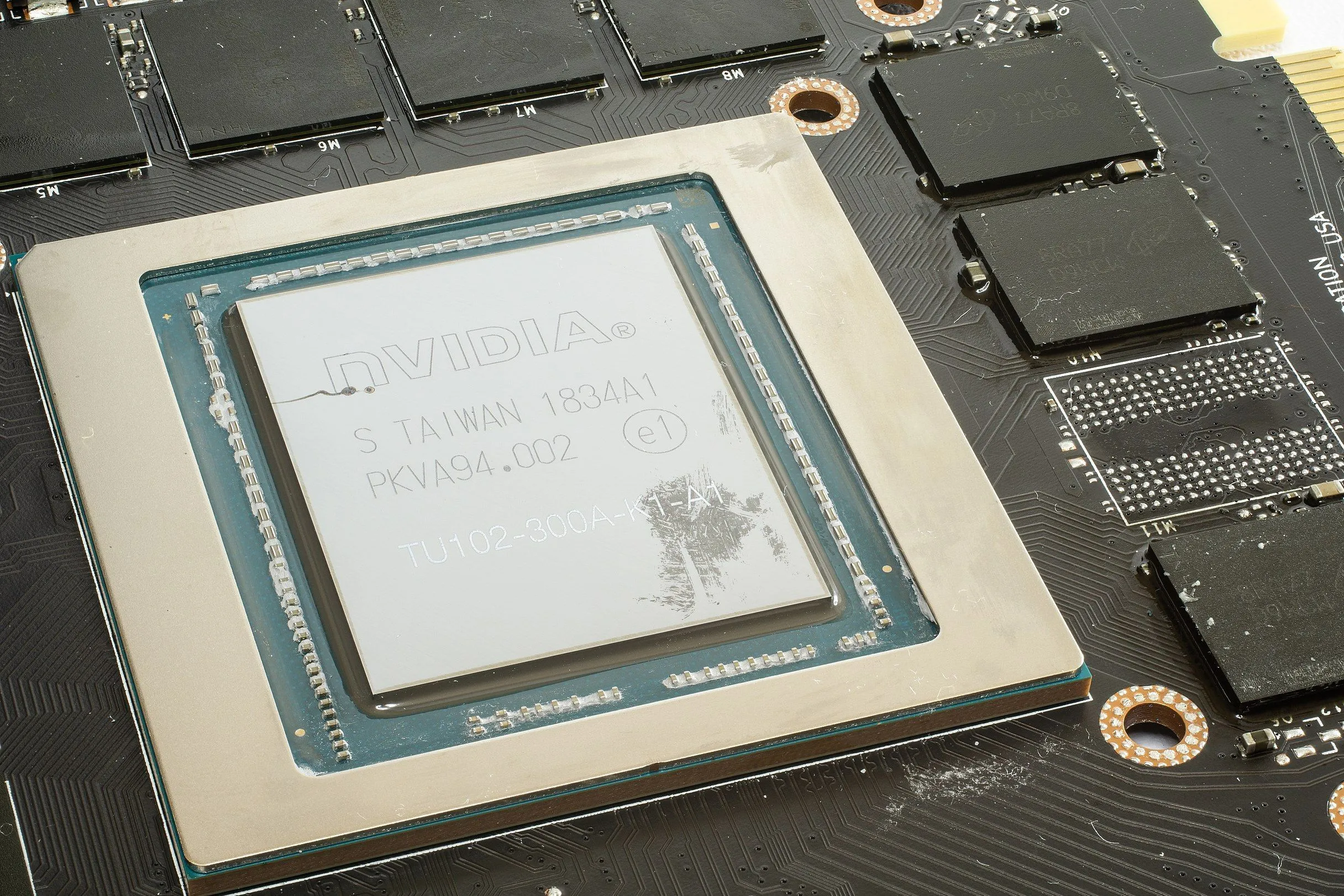 Ảnh cận cảnh chip GPU (die) và bộ nhớ VRAM trên bo mạch card đồ họa