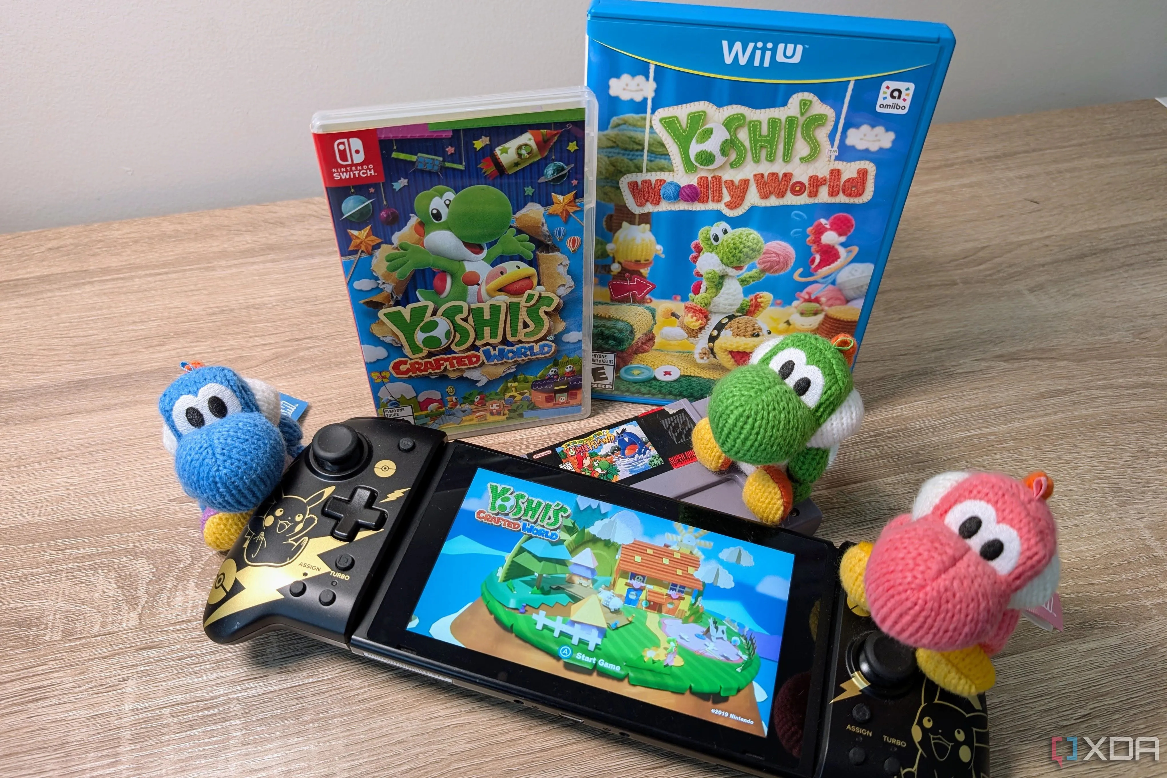 Ba chú khủng long Yoshi đầy màu sắc bao quanh một chiếc Nintendo Switch, thể hiện sự vui tươi và độc đáo của các nhân vật Nintendo