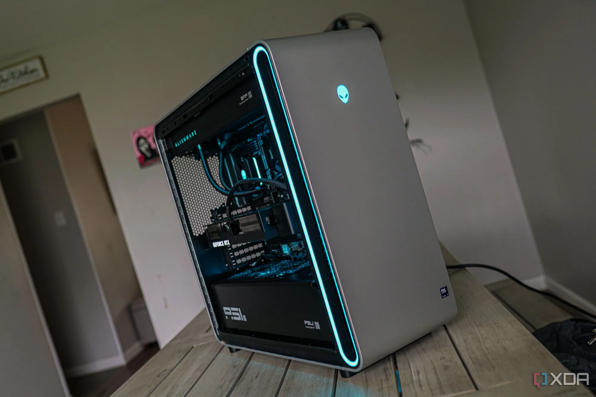 Bên trong một máy tính gaming Alienware với cấu hình mạnh mẽ và hệ thống tản nhiệt