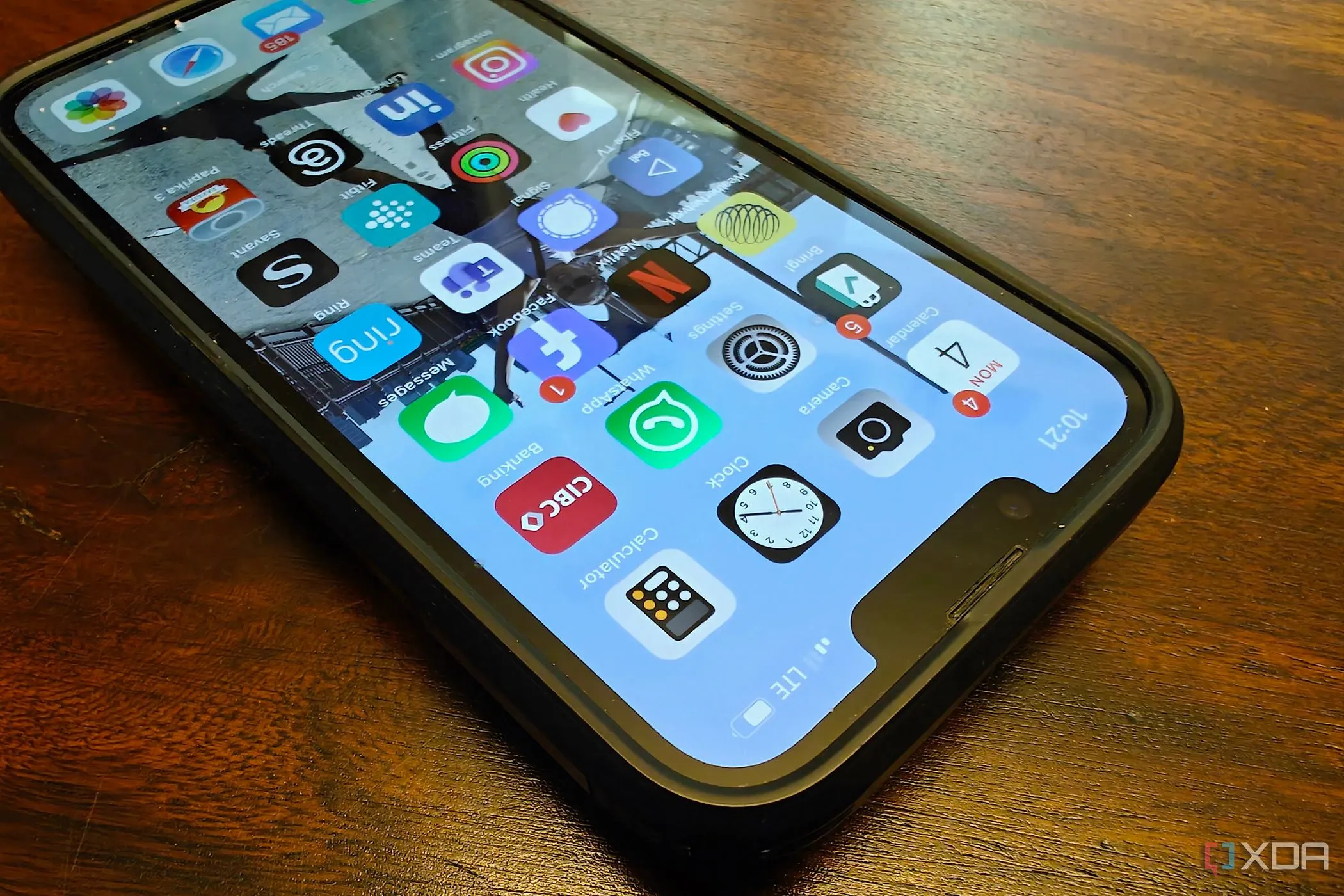 Biểu tượng LTE trên iPhone, minh họa cho một thiết bị di động bị nhắm mục tiêu bởi các cuộc tấn công MFA Bombing.
