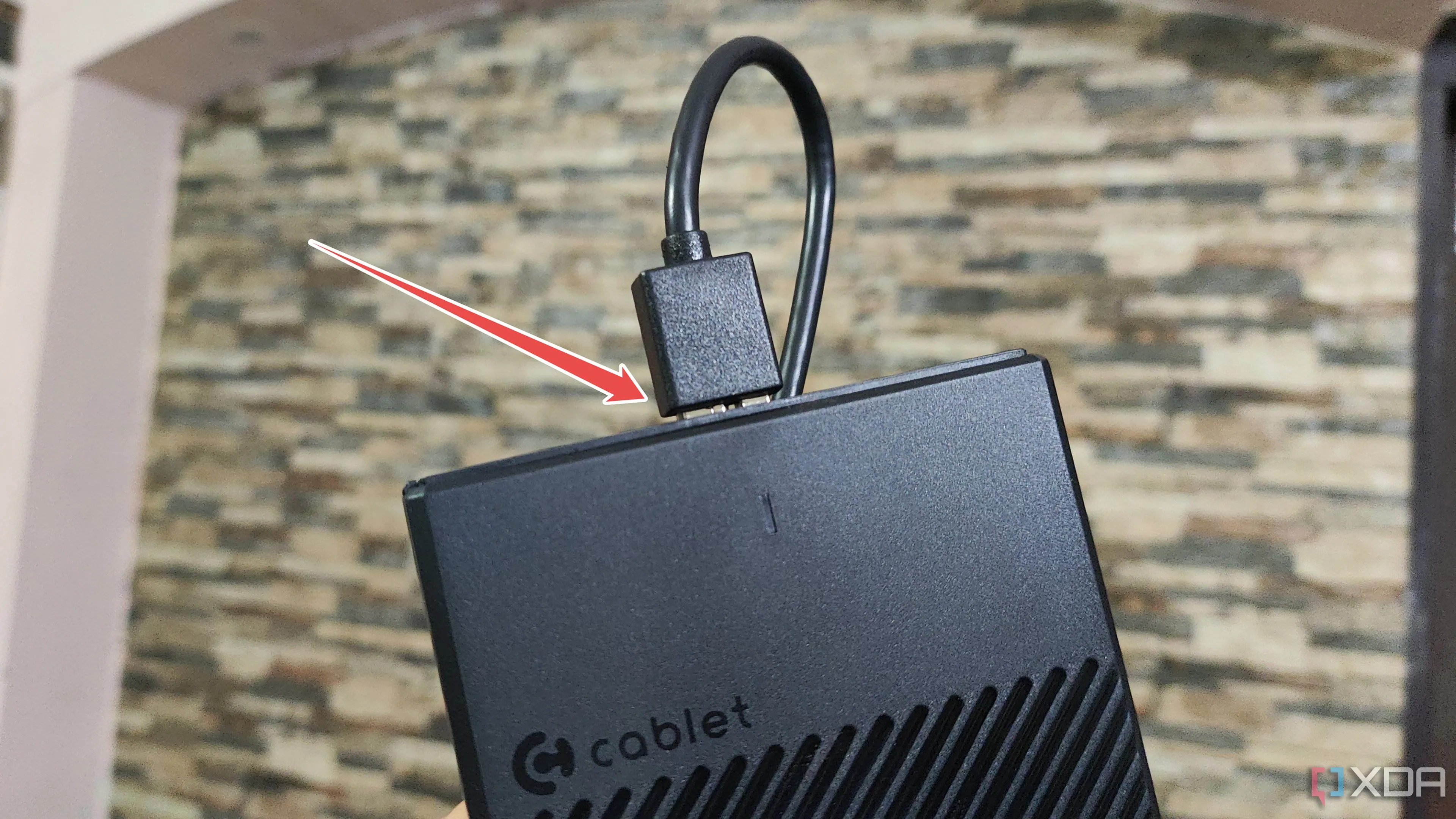 Cắm cáp USB 3.0 Micro-B vào adapter box ổ cứng, hoàn tất kết nối vật lý cho ổ cứng ngoài.