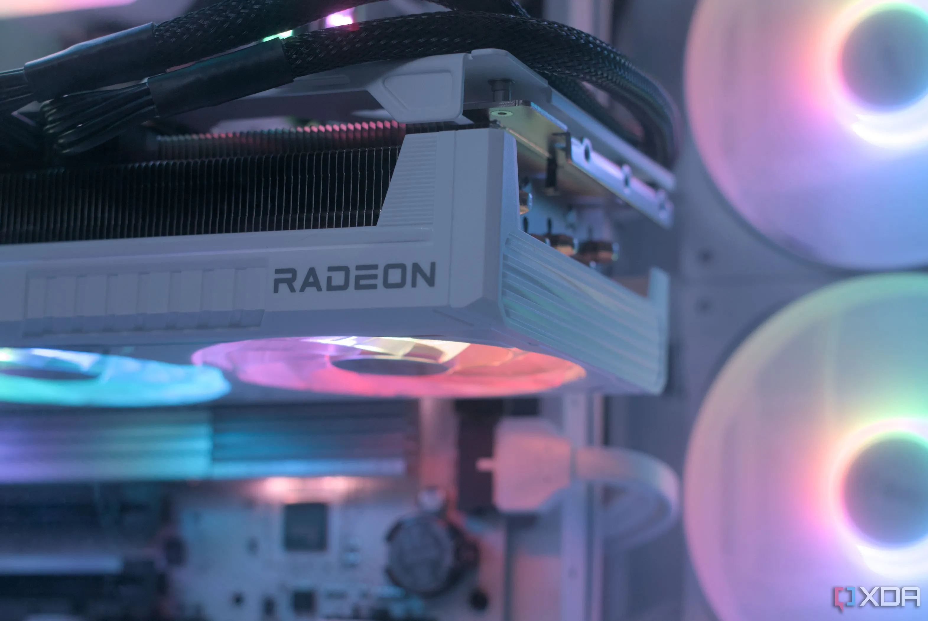 Cận cảnh card đồ họa bên trong vỏ máy tính PC, minh họa vị trí lắp đặt GPU