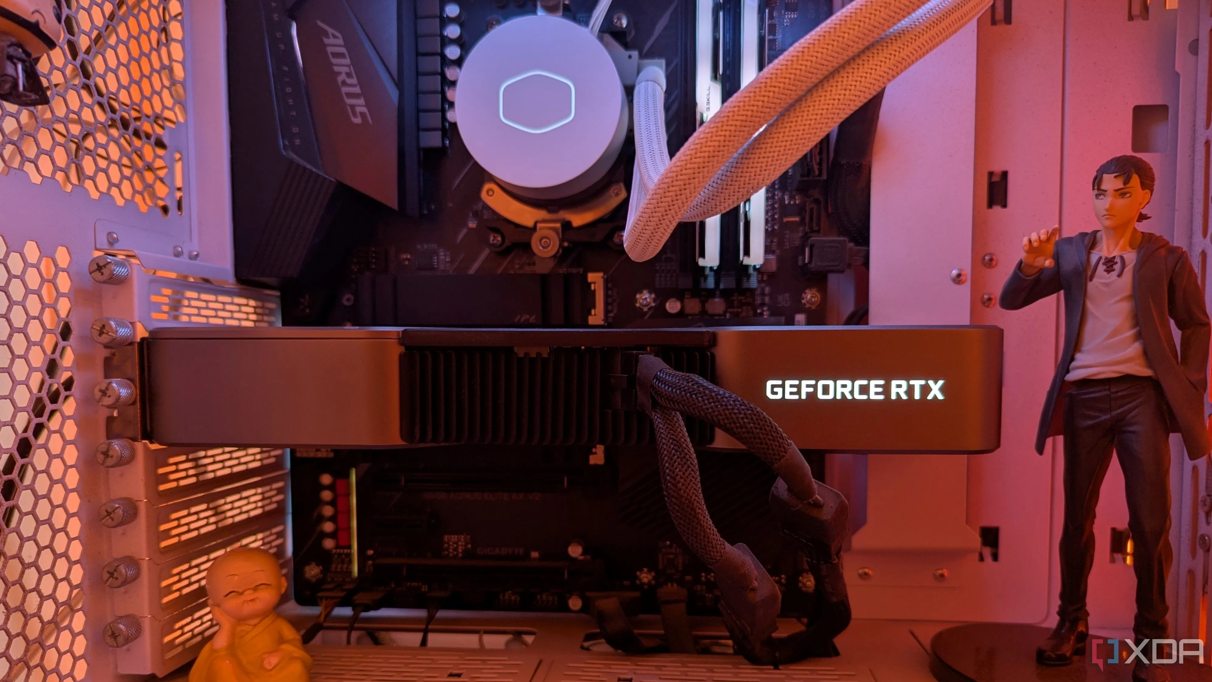 Card đồ họa NVIDIA RTX 3080 bên trong thùng máy tính chơi game, kèm theo các mô hình trang trí