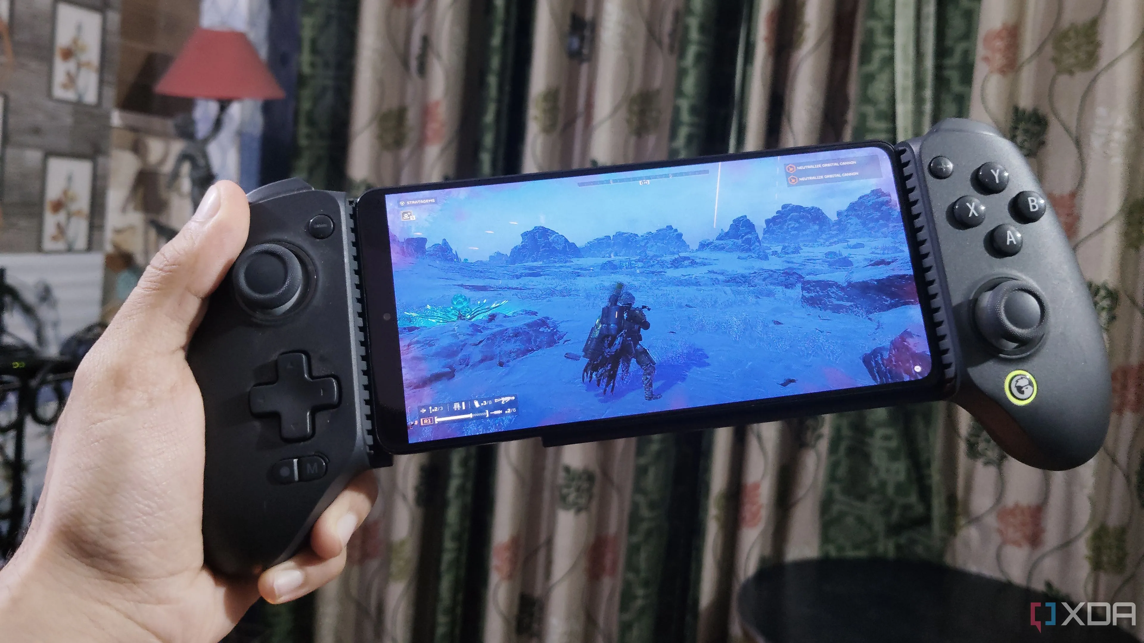 Chạy Helldivers 2 trên PC và stream tới điện thoại Android bằng Apollo và Artemis, cho thấy khả năng chơi game từ xa.