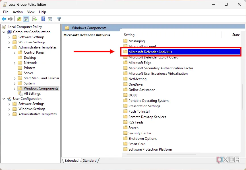 Cửa sổ Group Policy Editor với thư mục Microsoft Defender Antivirus được đánh dấu