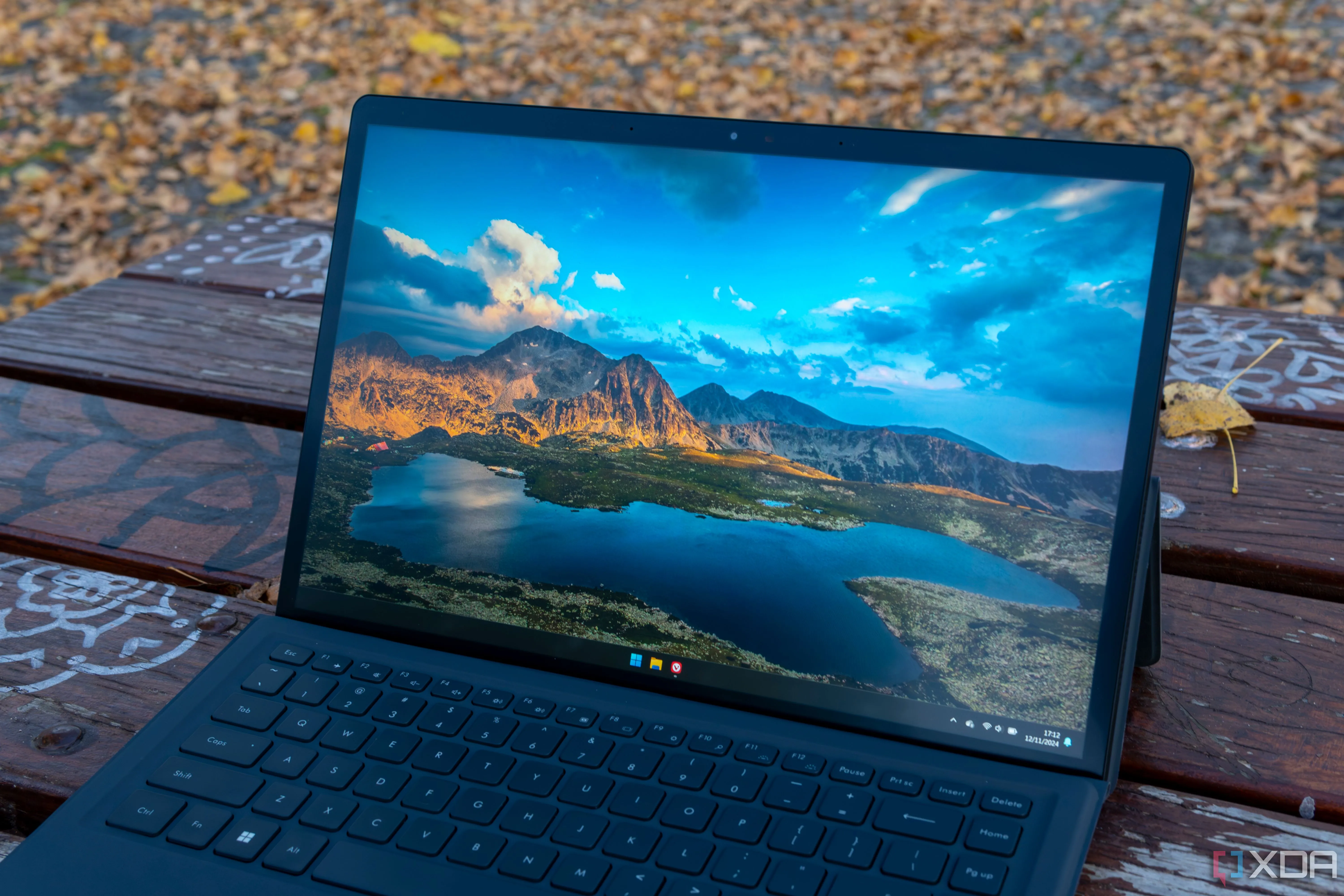 Giao diện desktop Windows 11 trên thiết bị Minisforum V3
