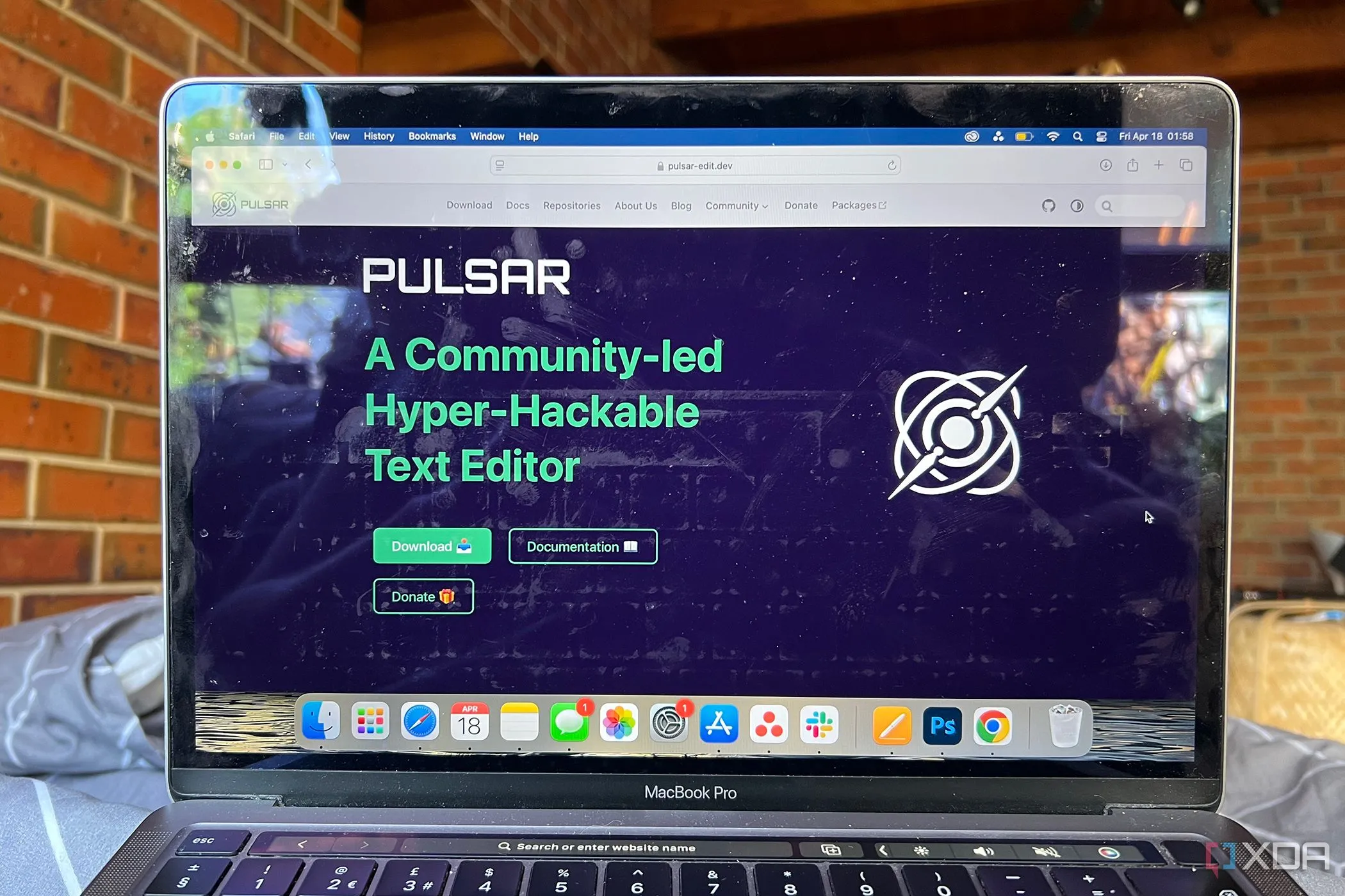 Giao diện Pulsar Editor trên Macbook, hiển thị tính năng soạn thảo code linh hoạt
