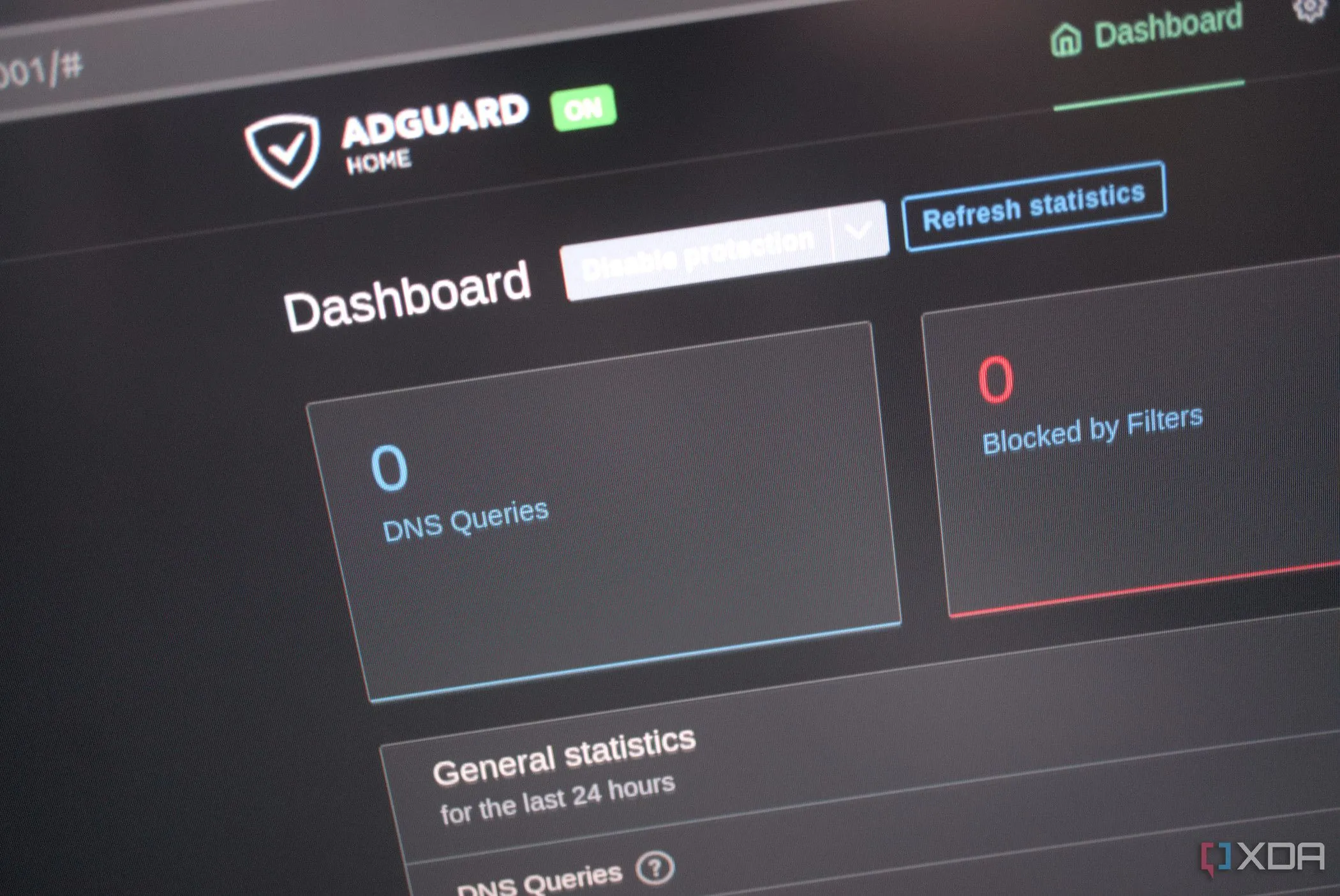 Giao diện quản trị web của AdGuard Home, minh họa khả năng kiểm soát DNS và chặn quảng cáo trên mạng gia đình.
