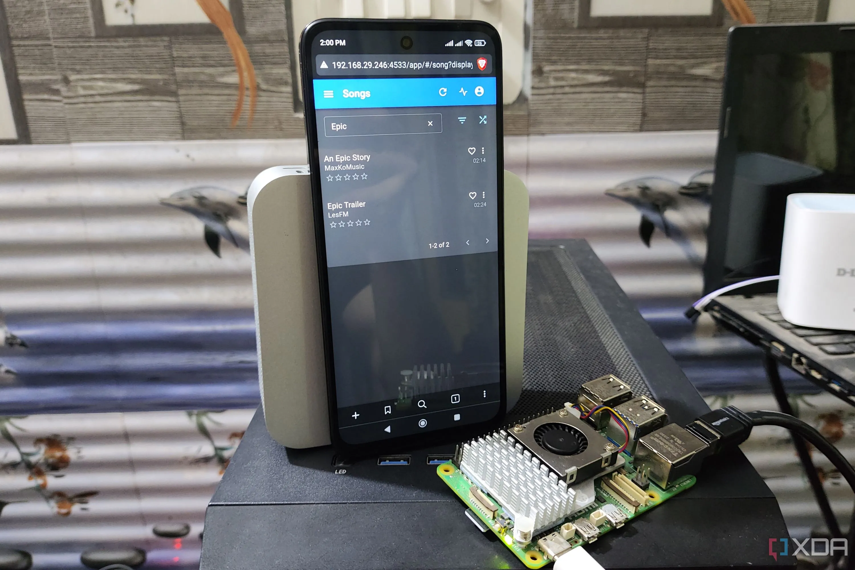 Giao diện web Navidrome trên Poco M6 Pro, cạnh Raspberry Pi 5, minh họa khả năng stream nhạc tự host.