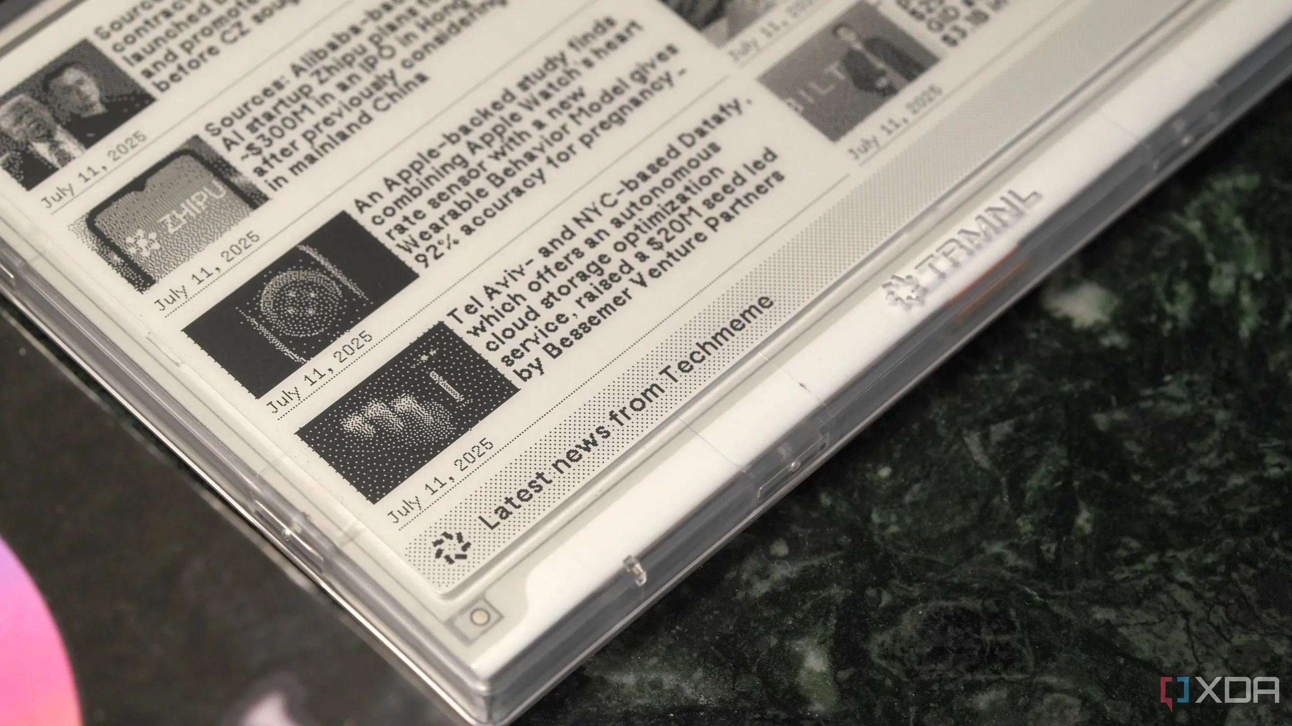 Góc màn hình e-ink TRMNL hiển thị tin tức công nghệ mới nhất