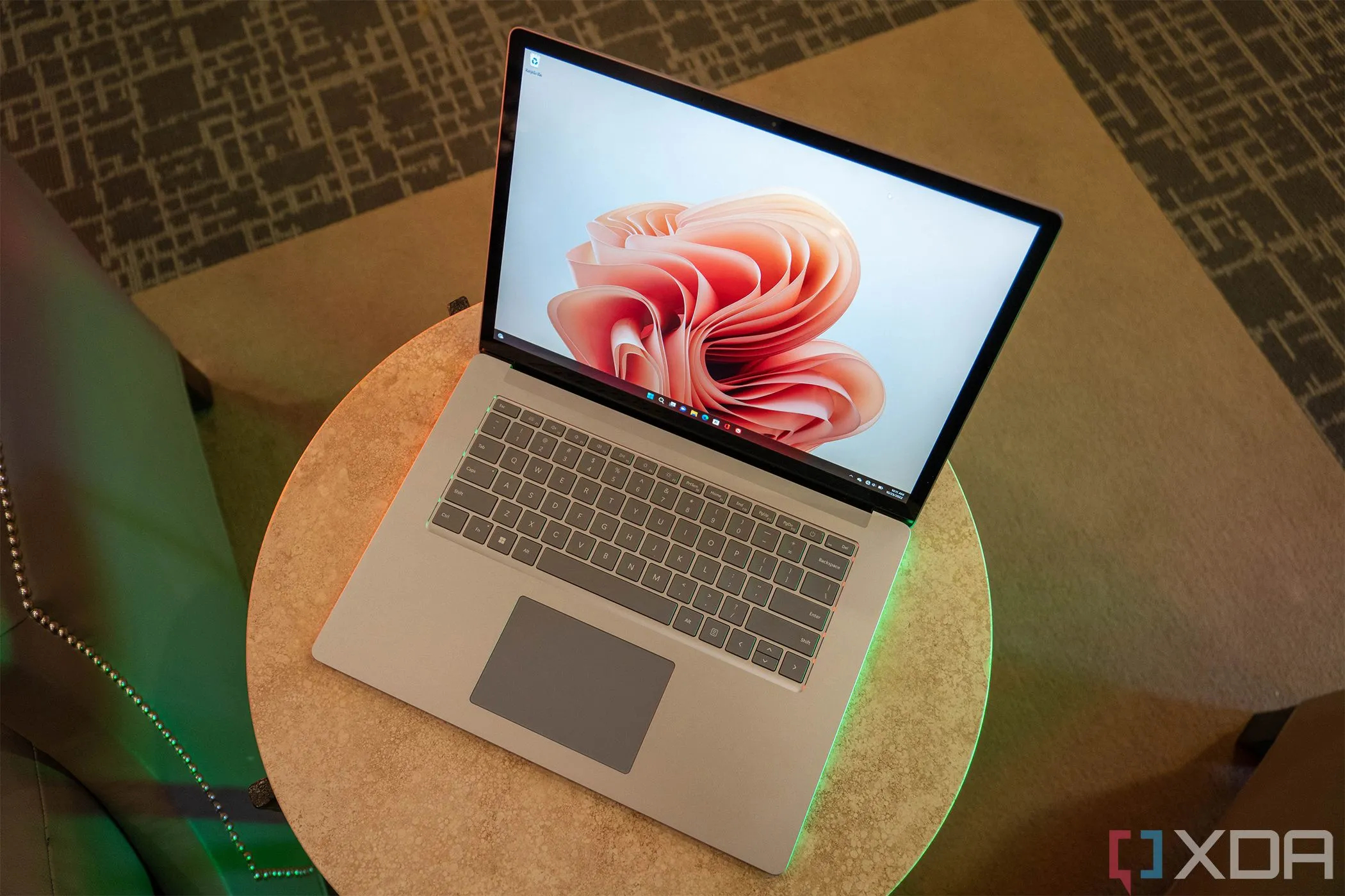 Góc nhìn từ trên xuống của Surface Laptop 5, minh họa rào cản nâng cấp lên Windows 11 dù Windows 10 có chiến lược miễn phí