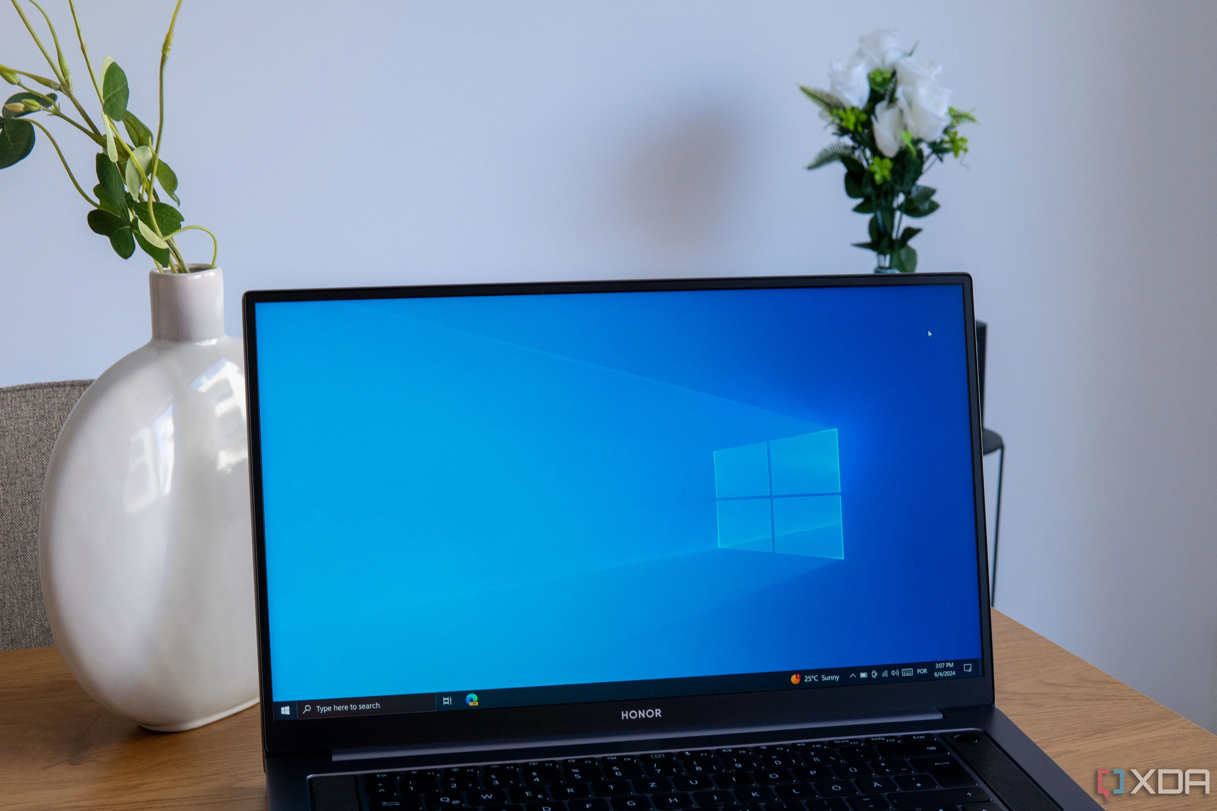 Hình ảnh máy tính xách tay đang chạy Windows 10, thể hiện khả năng tương thích và trải nghiệm người dùng thống nhất trên nhiều thiết bị