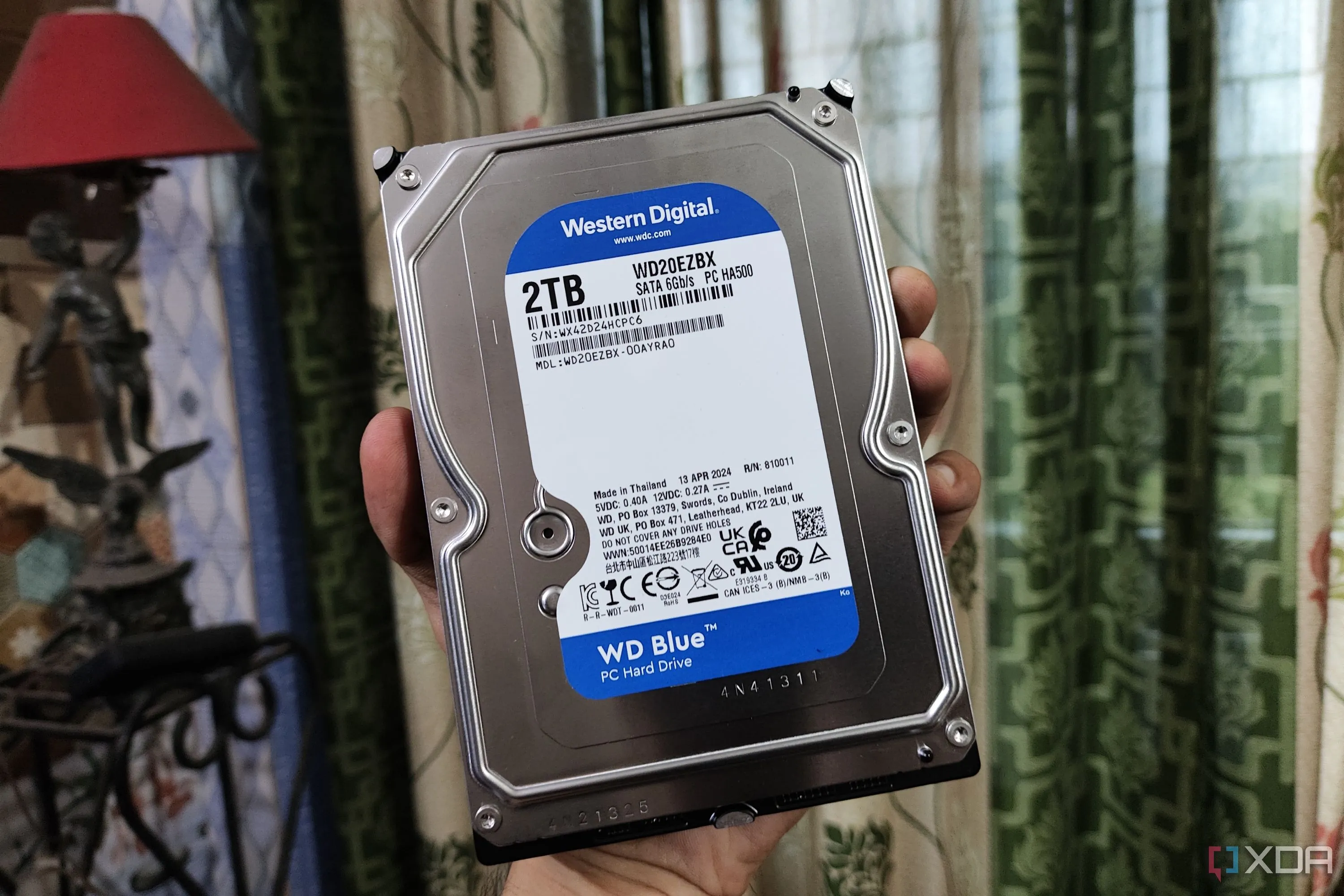 Hình ảnh ổ cứng WD Blue, biểu tượng của một thiết bị lưu trữ đã được tái sử dụng thành công.