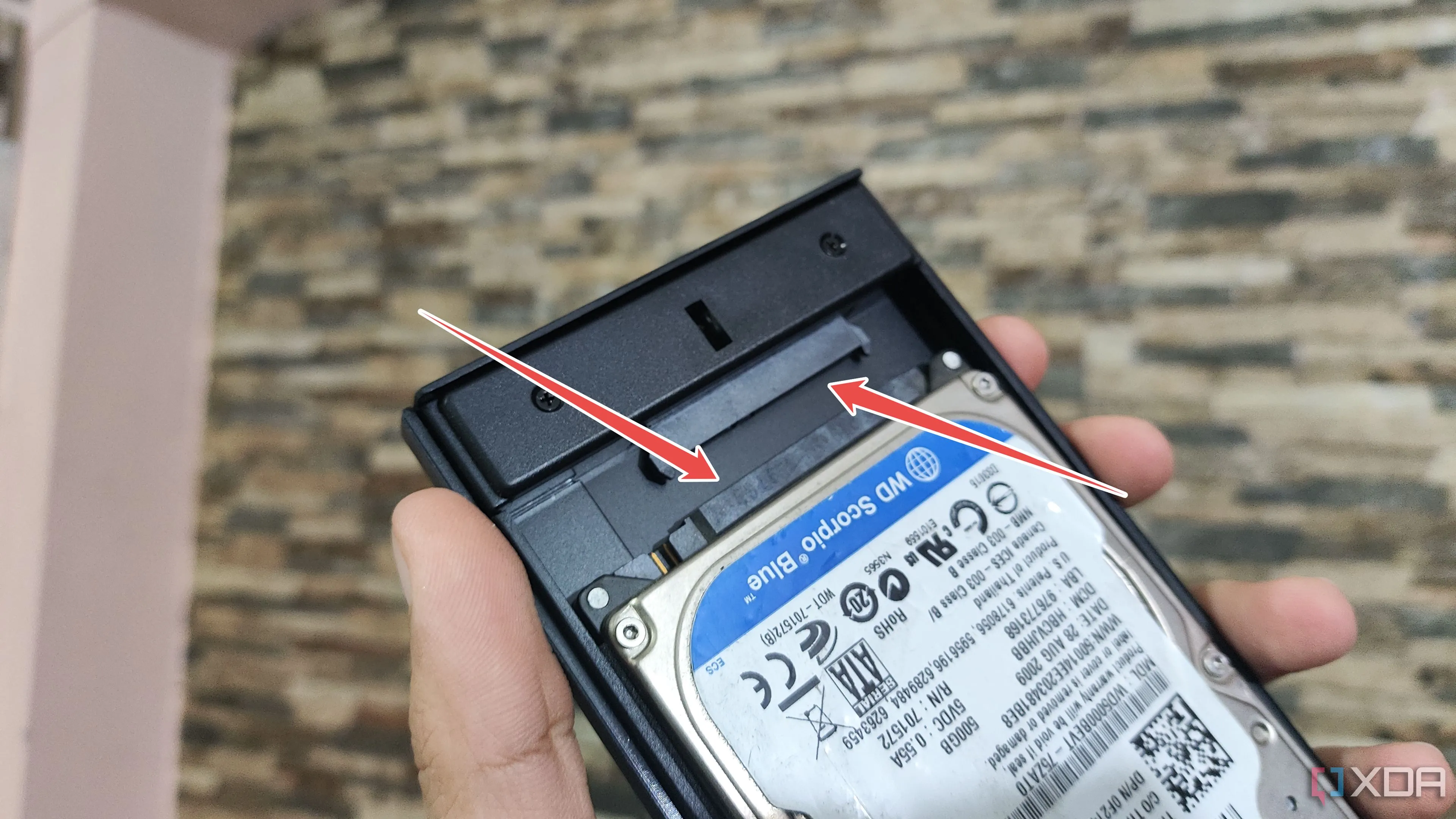 Kết nối cáp nguồn và cổng SATA vào ổ cứng HDD, bước chuẩn bị cho ổ cứng di động tự chế.