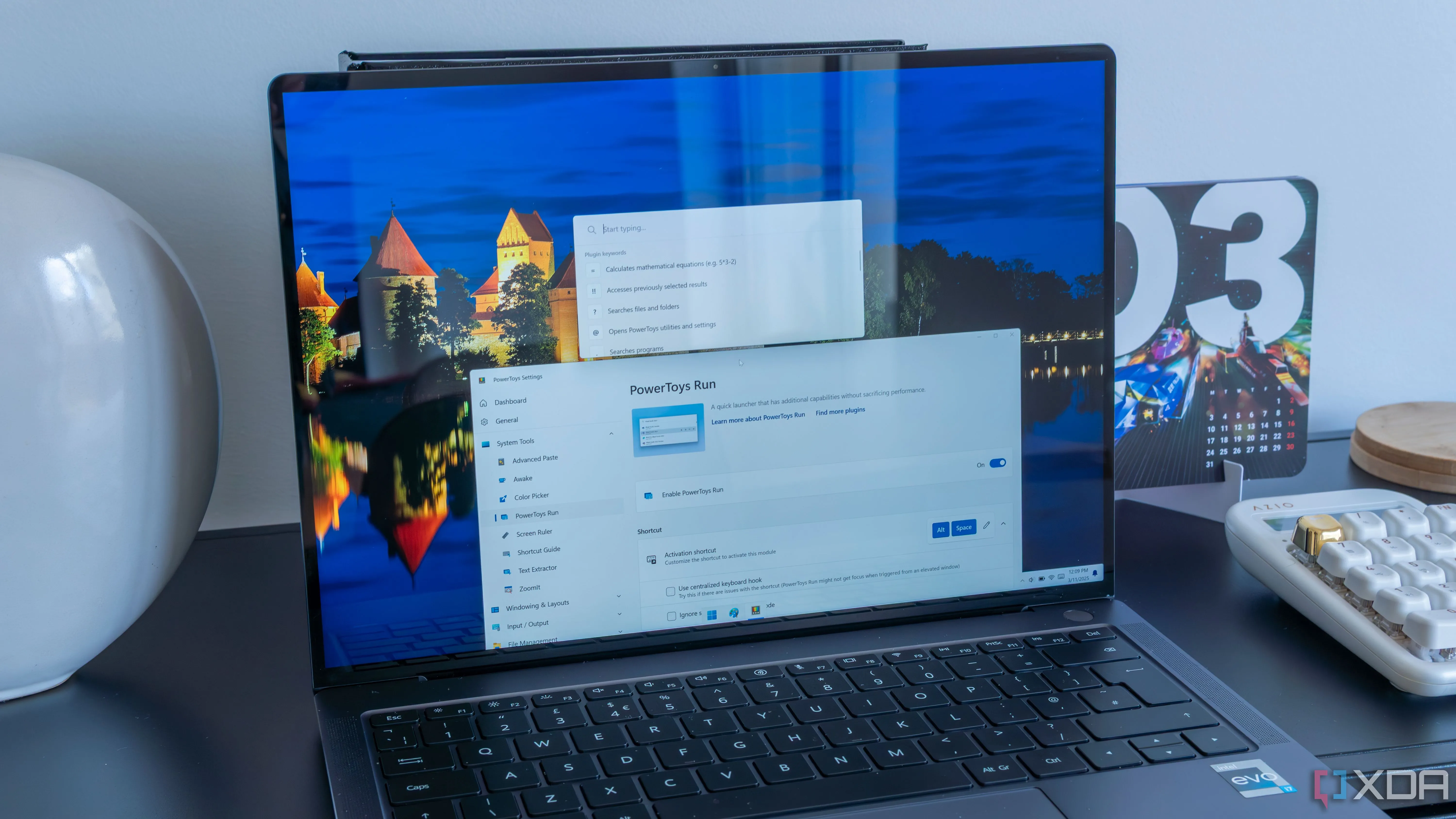 Laptop chạy Windows 11 hiển thị PowerToys Run, minh họa giao diện tìm kiếm nhanh và tiện lợi của PowerToys