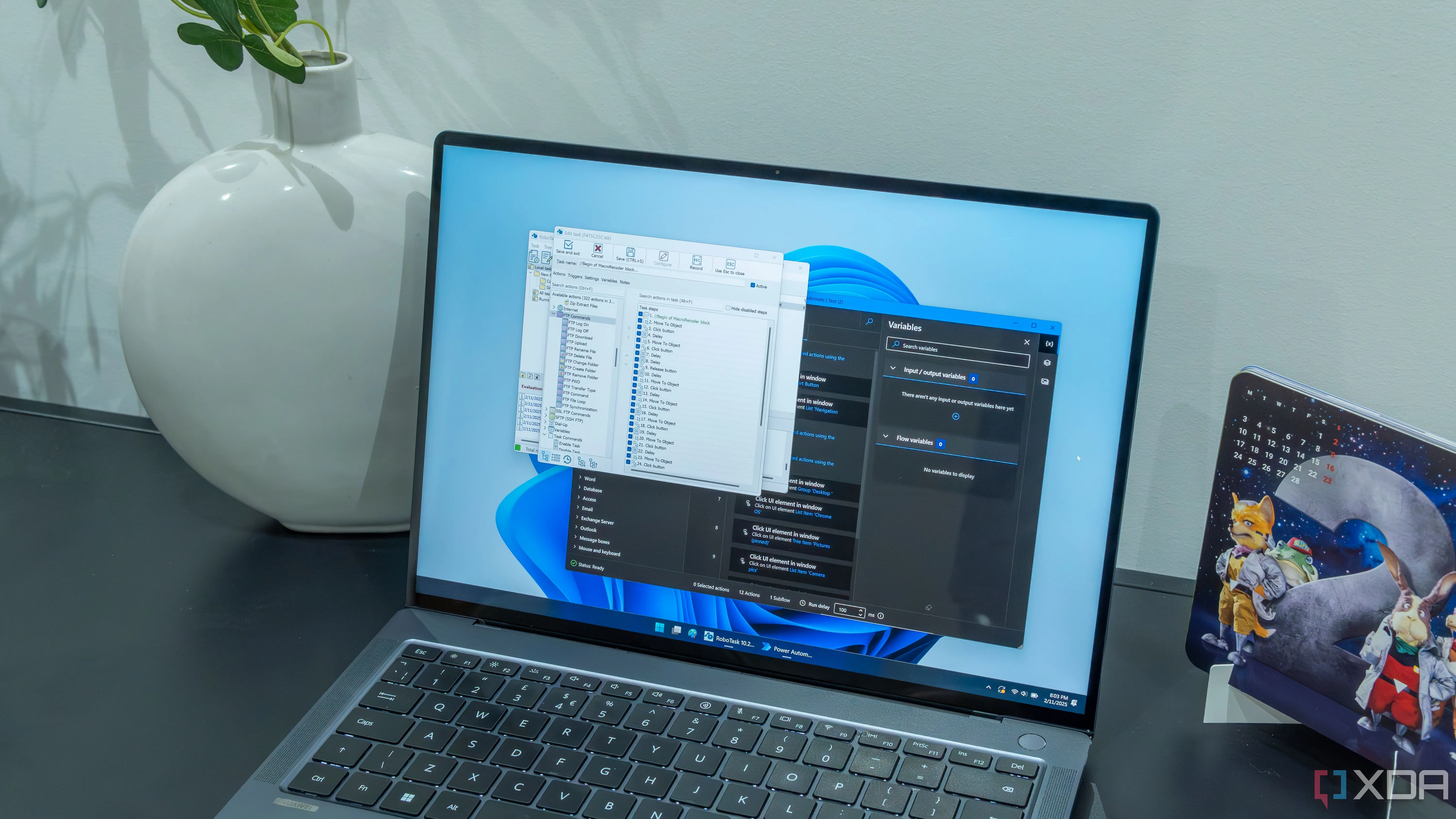 Laptop chạy Windows 11 với các công cụ tự động hóa như RoboTask và Power Automate