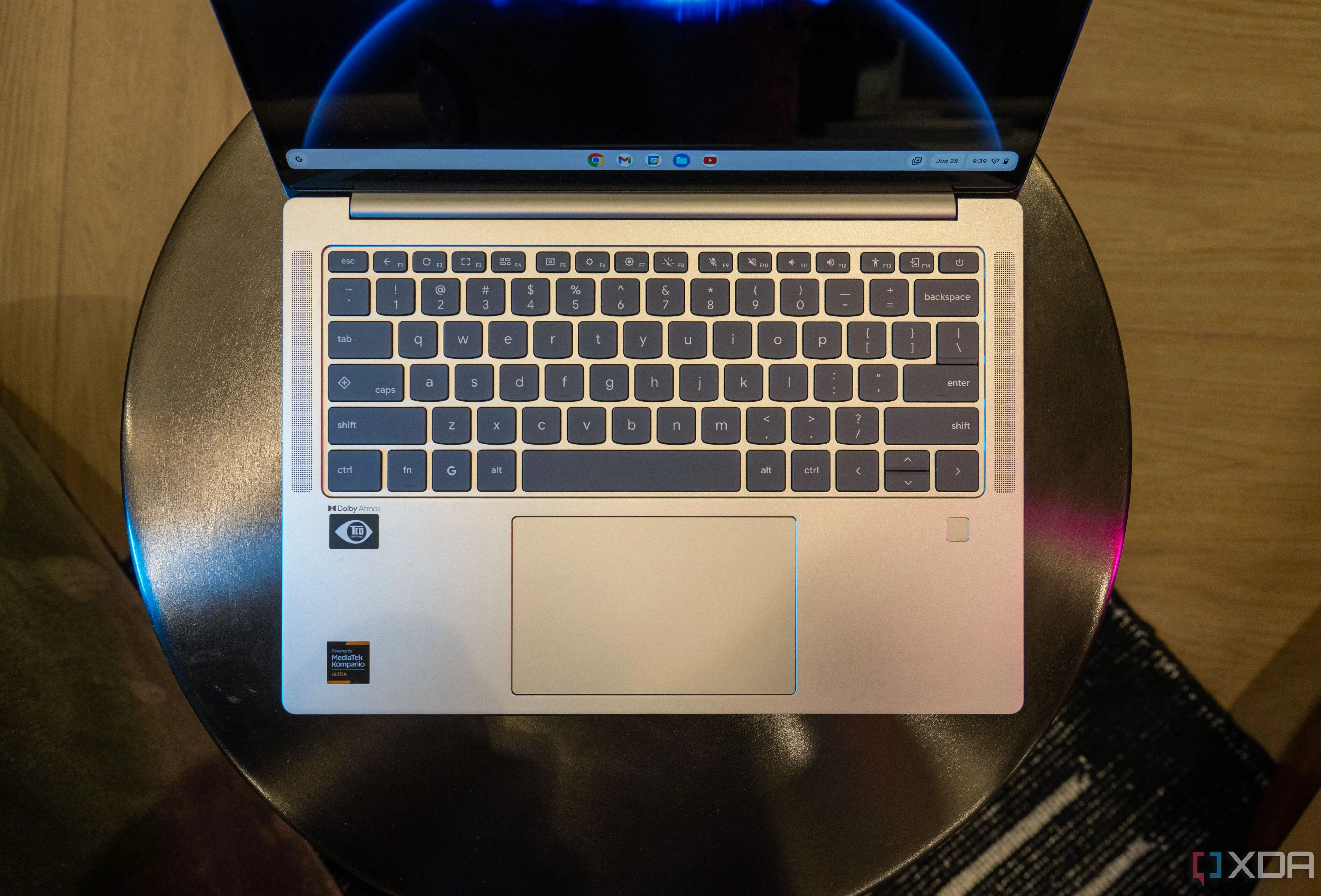 Laptop Lenovo Chromebook Plus với màn hình mở, minh họa khả năng đa nhiệm và thao tác vuốt