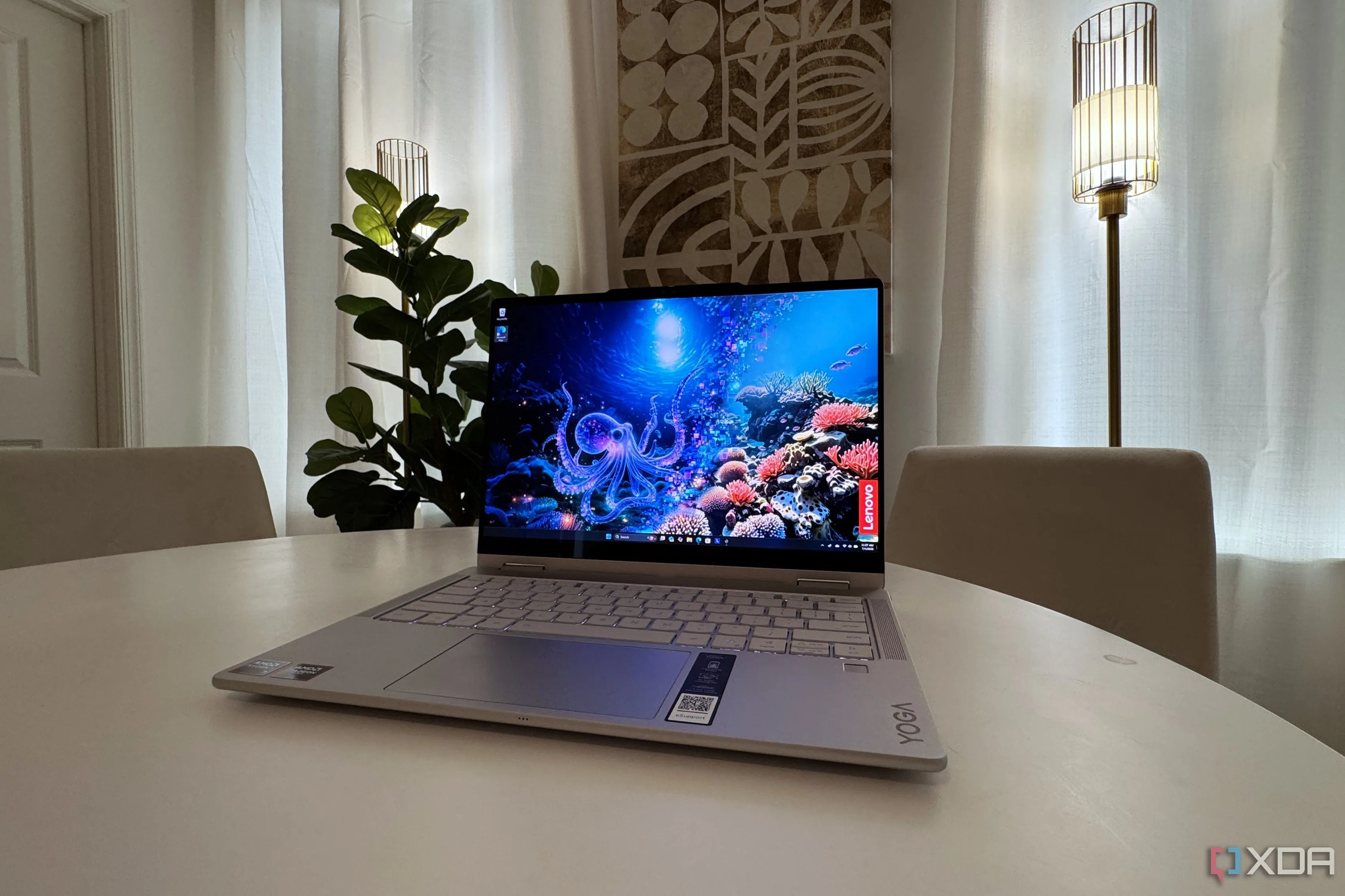 Laptop Lenovo Yoga 7 14 inch 2-trong-1 trên bàn phòng ngủ, đại diện cho sự phổ biến của PC màn hình cảm ứng nhờ Windows 10