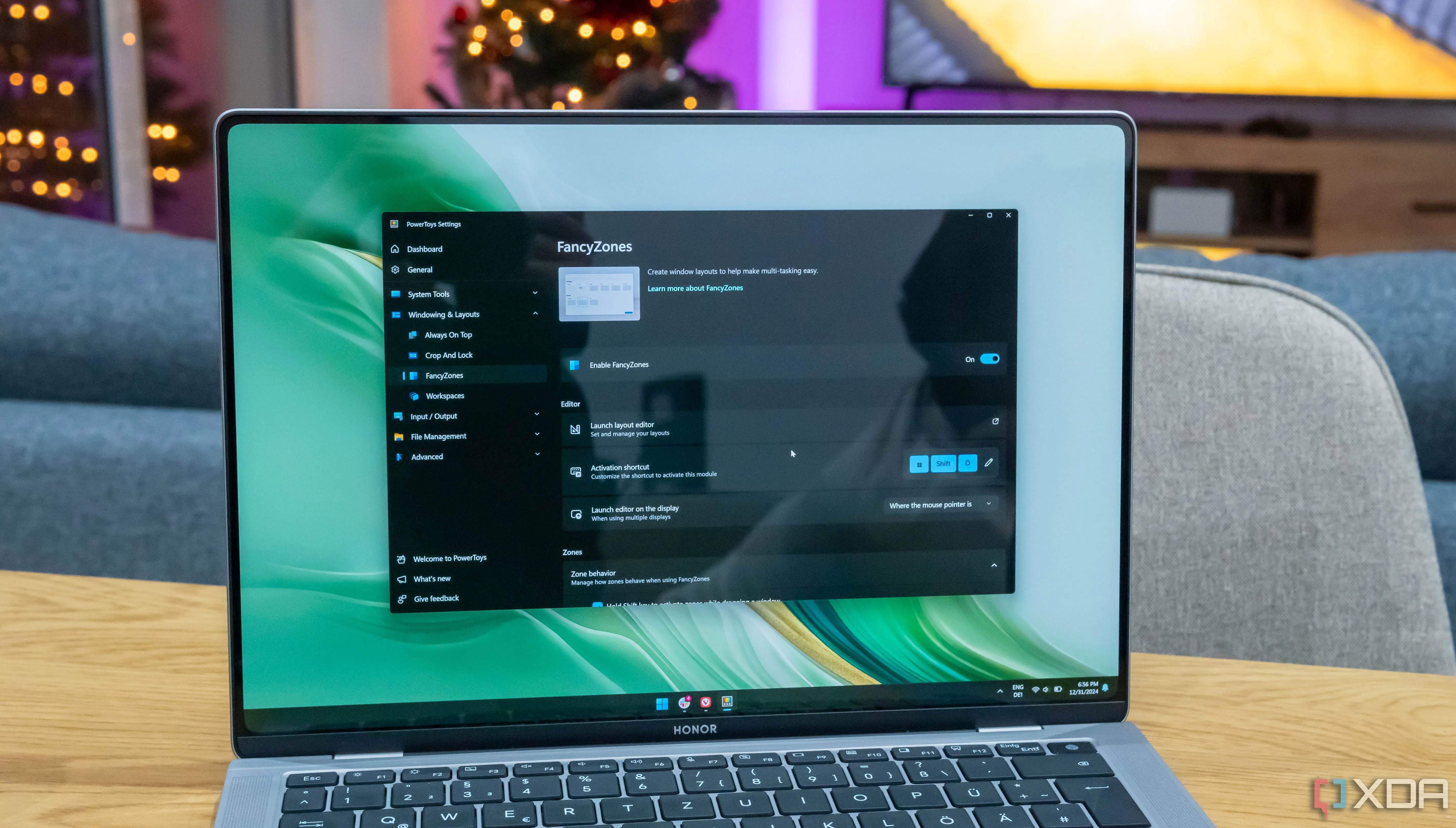 Laptop Windows 11 đang chạy PowerToys với trang cài đặt FancyZones đang mở
