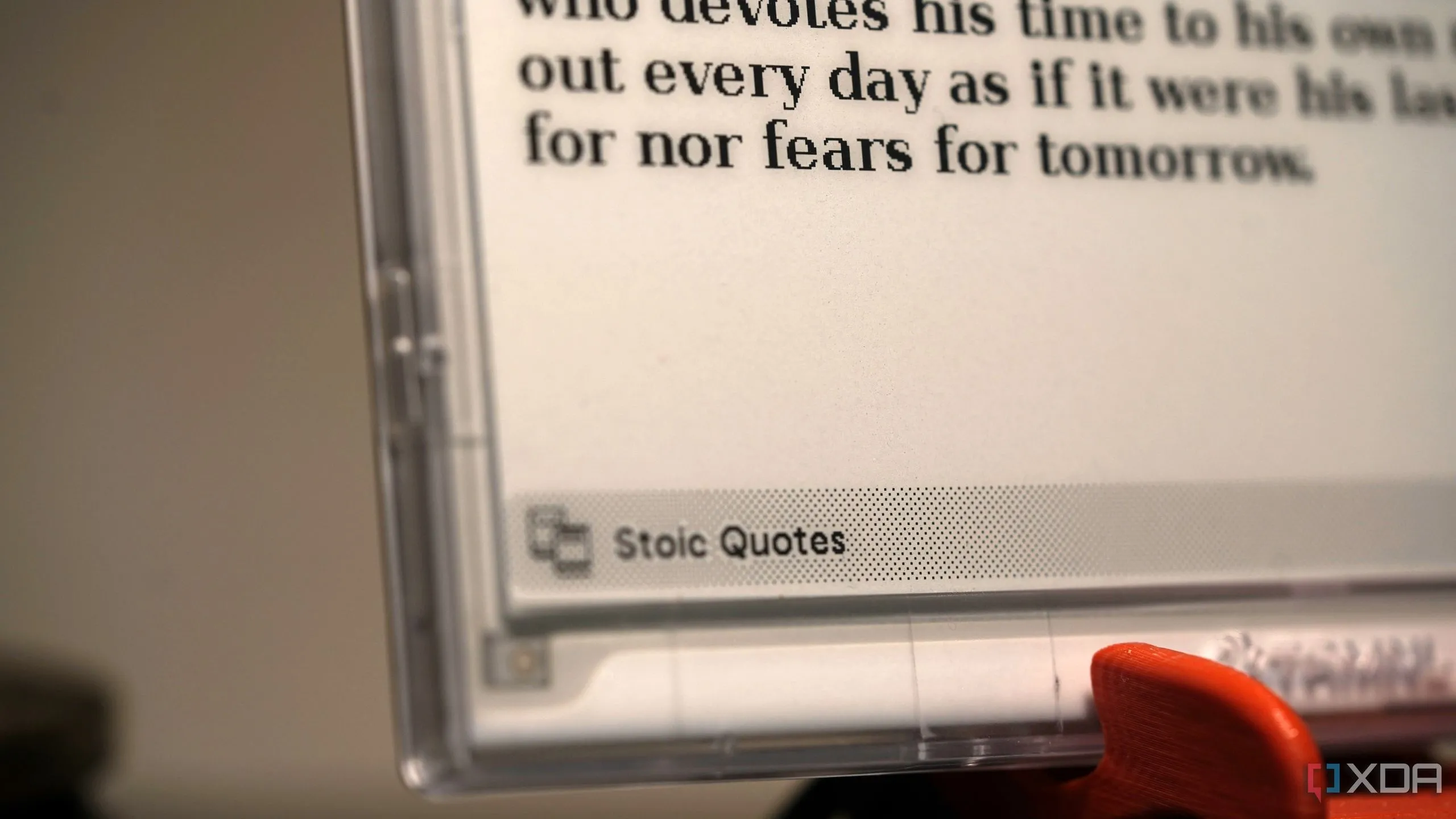Màn hình e-ink TRMNL hiển thị một câu trích dẫn triết lý Stoic