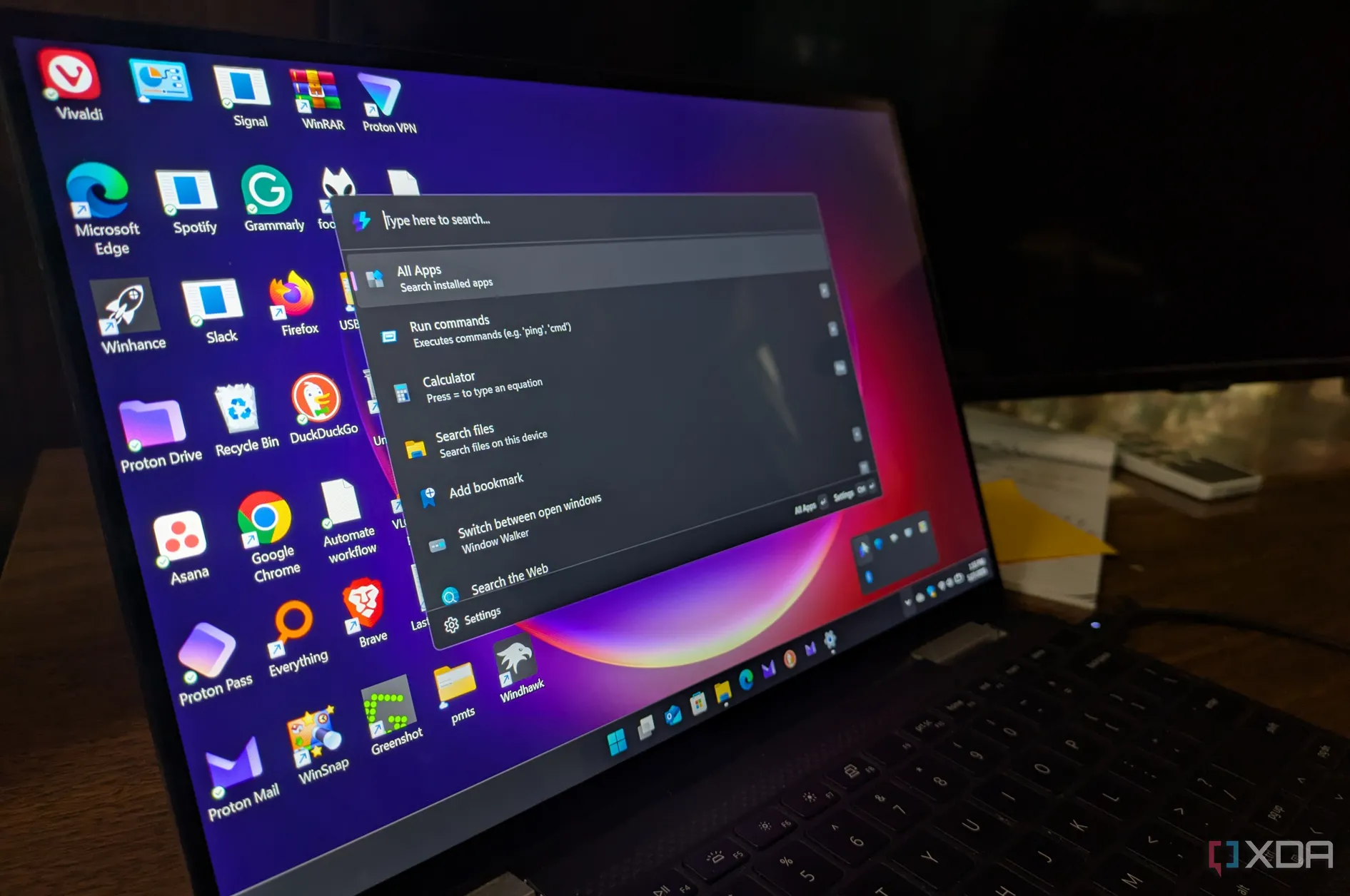 Màn hình laptop hiển thị công cụ Command Palette của PowerToys đang hoạt động