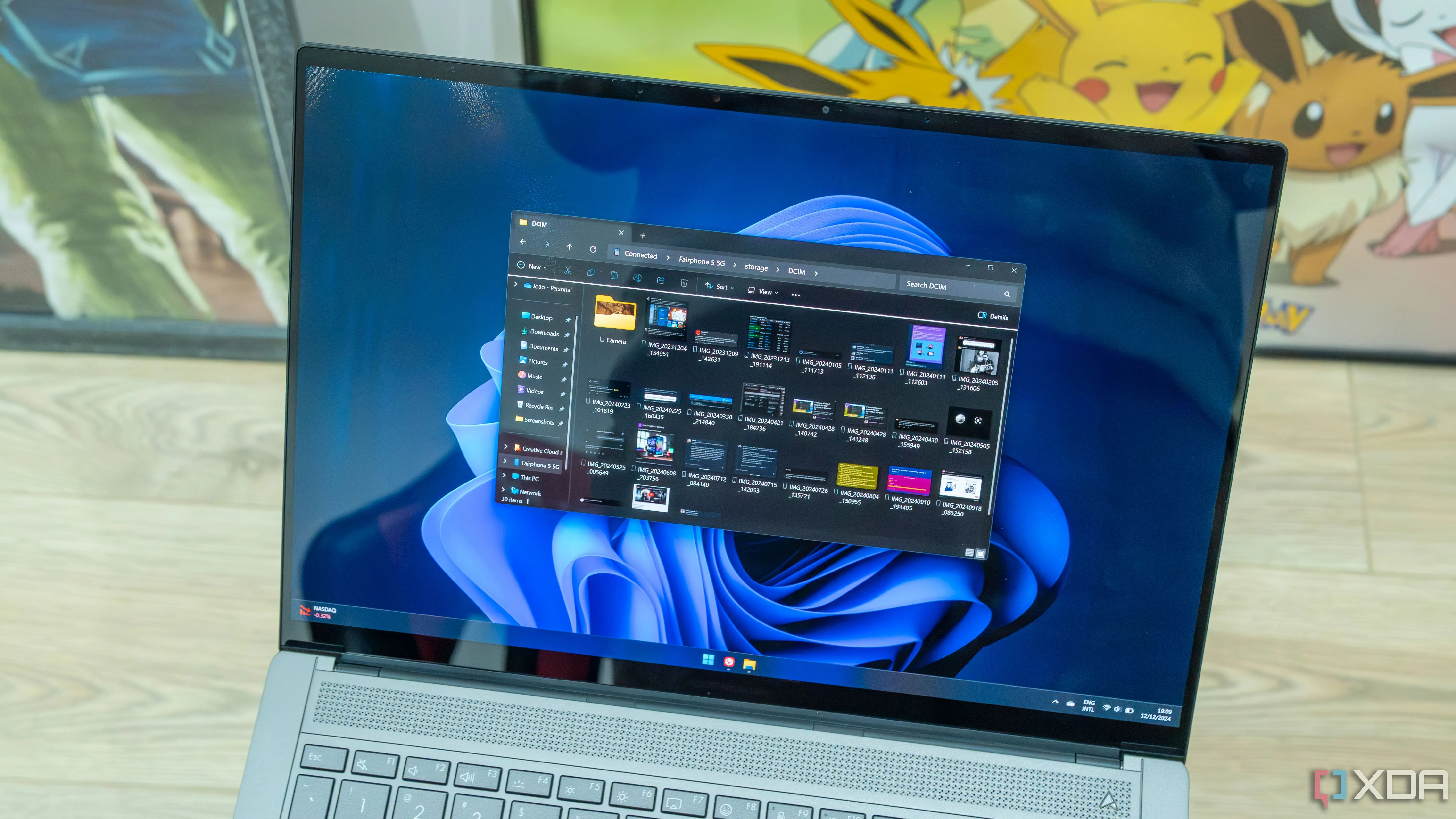 Màn hình laptop Windows 11 hiển thị File Explorer đang truy cập dữ liệu từ điện thoại Android, minh họa hoạt động sao chép file mặc định.
