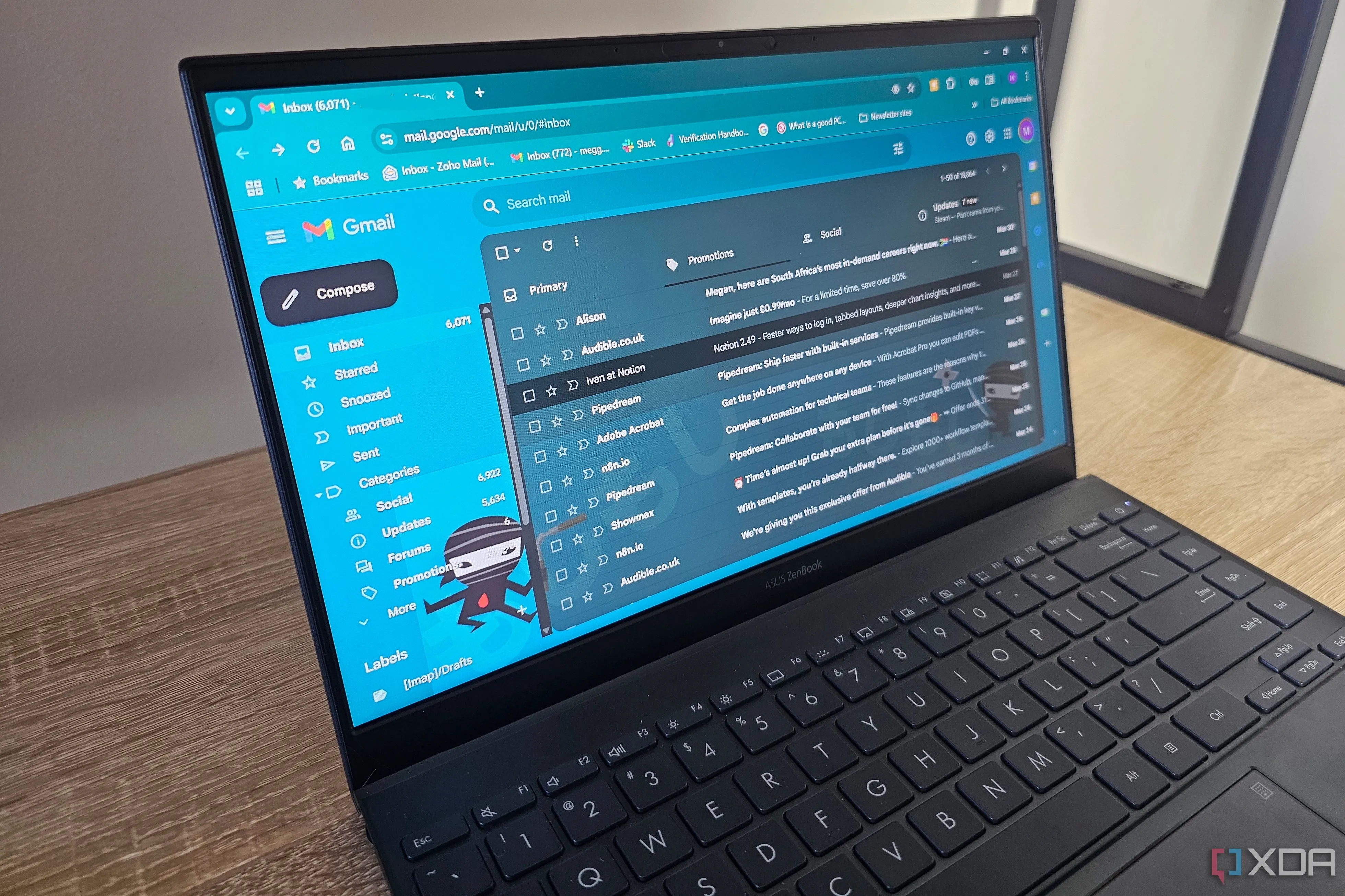 Màn hình máy tính xách tay hiển thị hộp thư đến Gmail