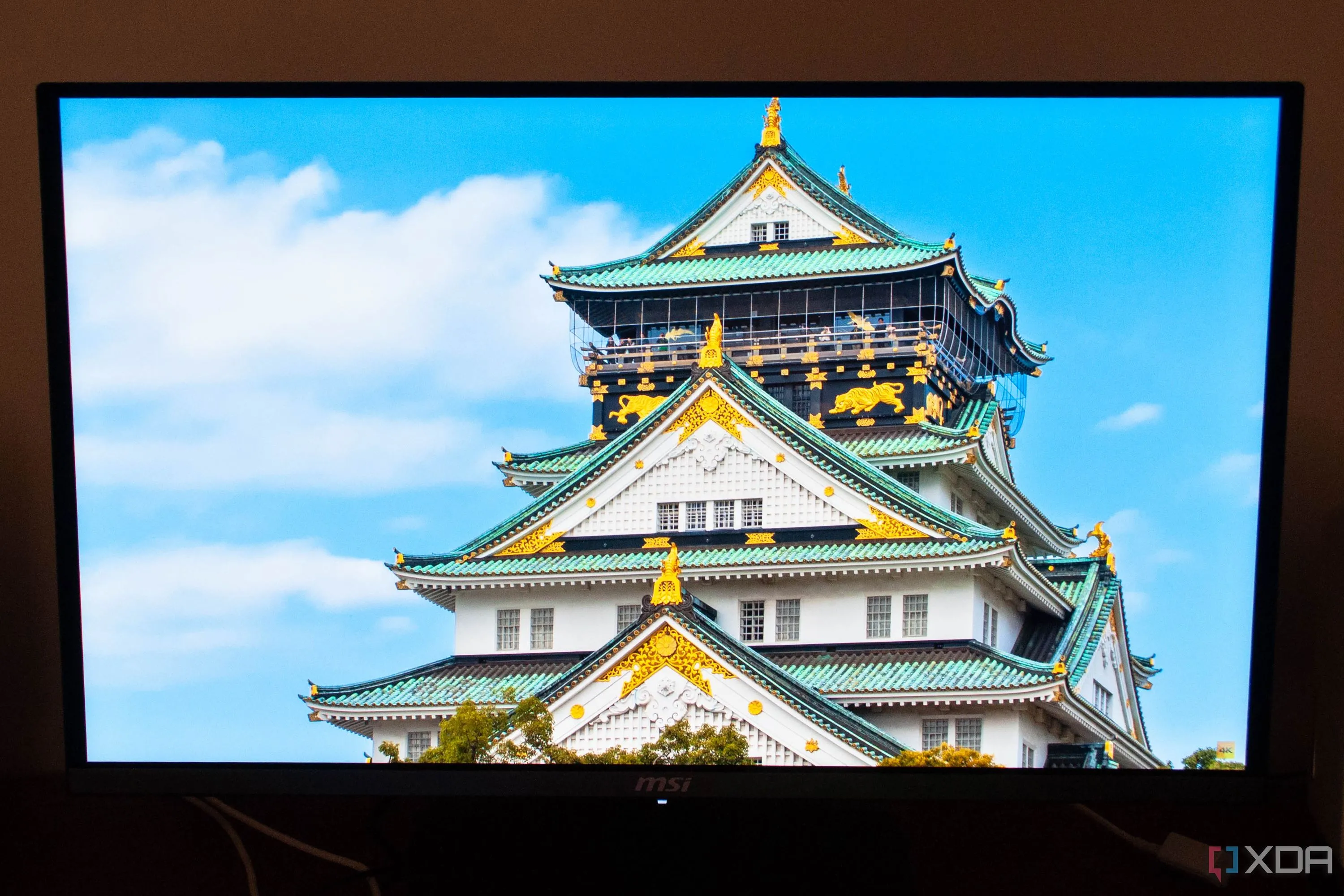 Màn hình MSI 272URX QD-OLED hiển thị một bức ảnh ngôi đền với chi tiết sắc nét và màu sắc sống động, minh họa chất lượng hình ảnh vượt trội.
