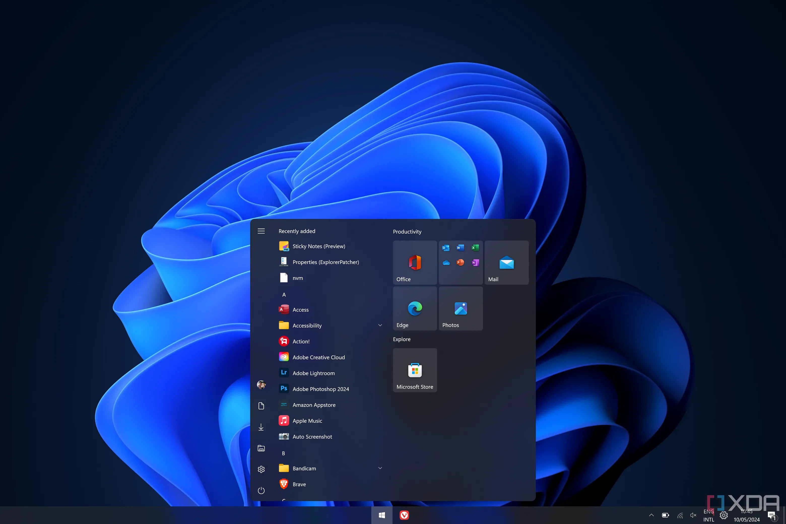 Màn hình Windows 11 hiển thị thanh Taskbar và Start menu theo phong cách Windows 10 được tùy chỉnh bởi ExplorerPatcher
