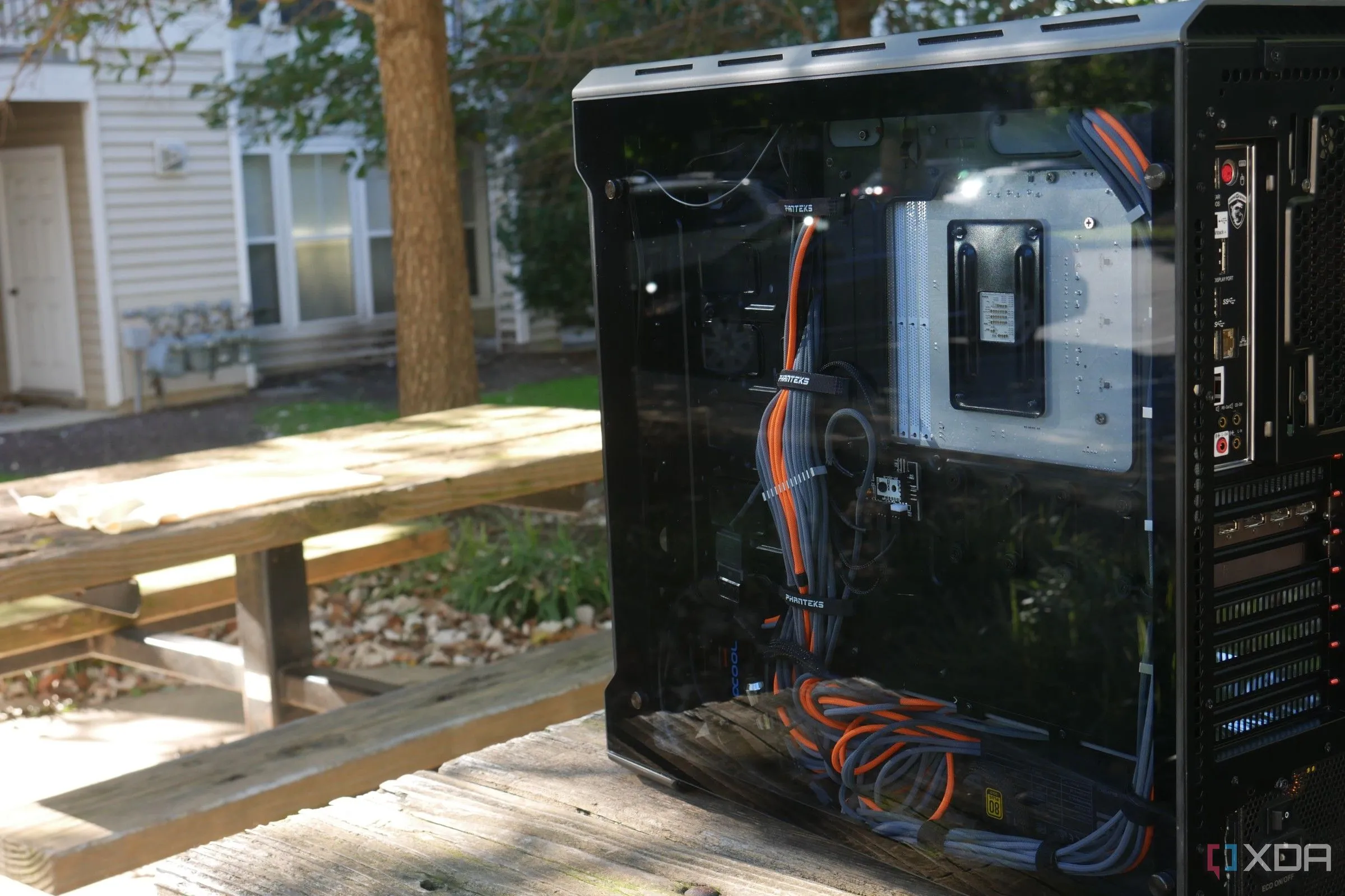 Mặt sau của một case máy tính cá nhân (PC) với các dây cáp tùy chỉnh, thể hiện khả năng tái sử dụng PC cũ cho home lab