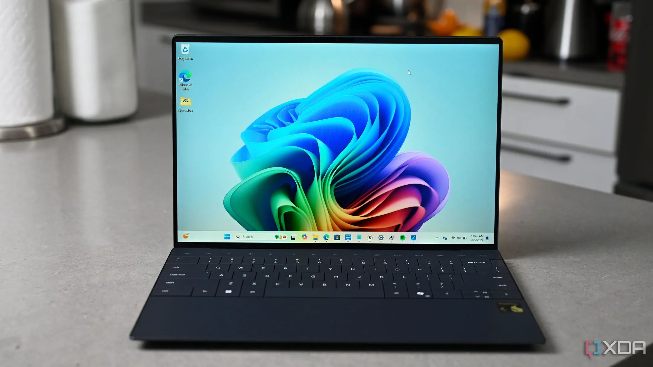 Mẫu laptop Dell XPS 9430 trên mặt bàn đá cẩm thạch, tượng trưng cho một hệ thống máy tính hiện đại cần giải pháp sao chép file hiệu quả.