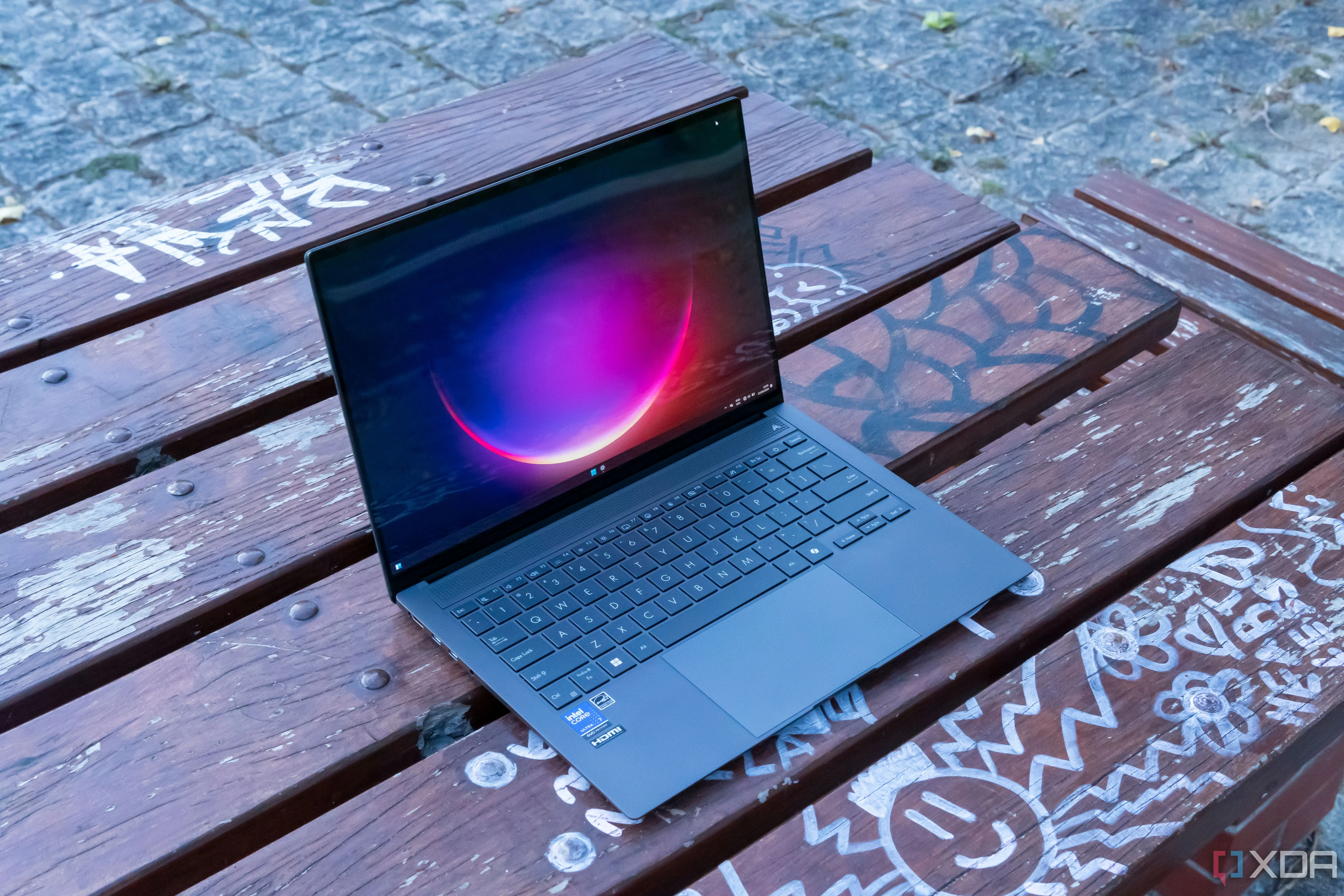 Máy tính Asus Zenbook S 14 hiển thị màn hình Windows 11