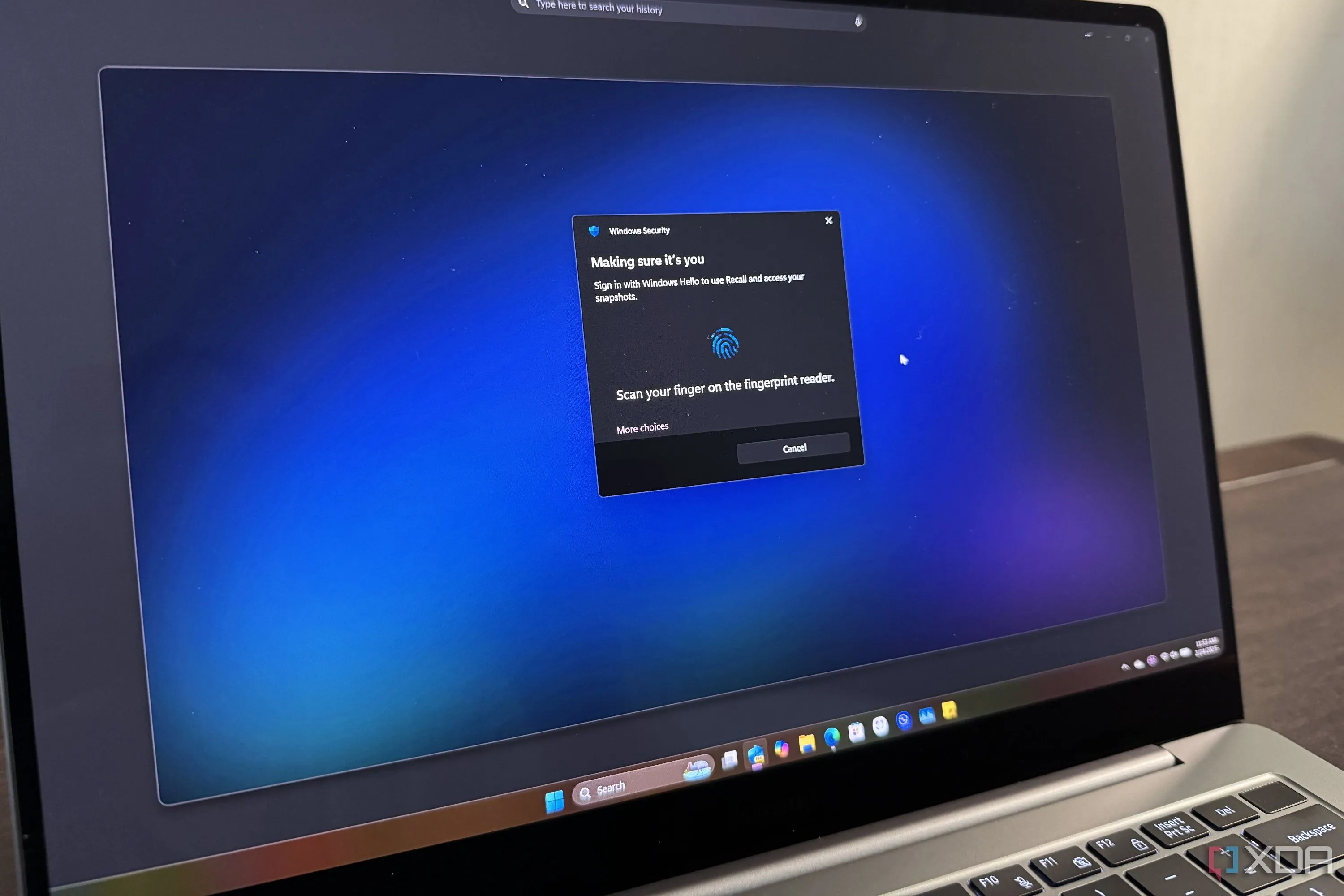 Máy tính Samsung Galaxy Book5 Pro sử dụng tính năng Windows Hello để đăng nhập bằng sinh trắc học