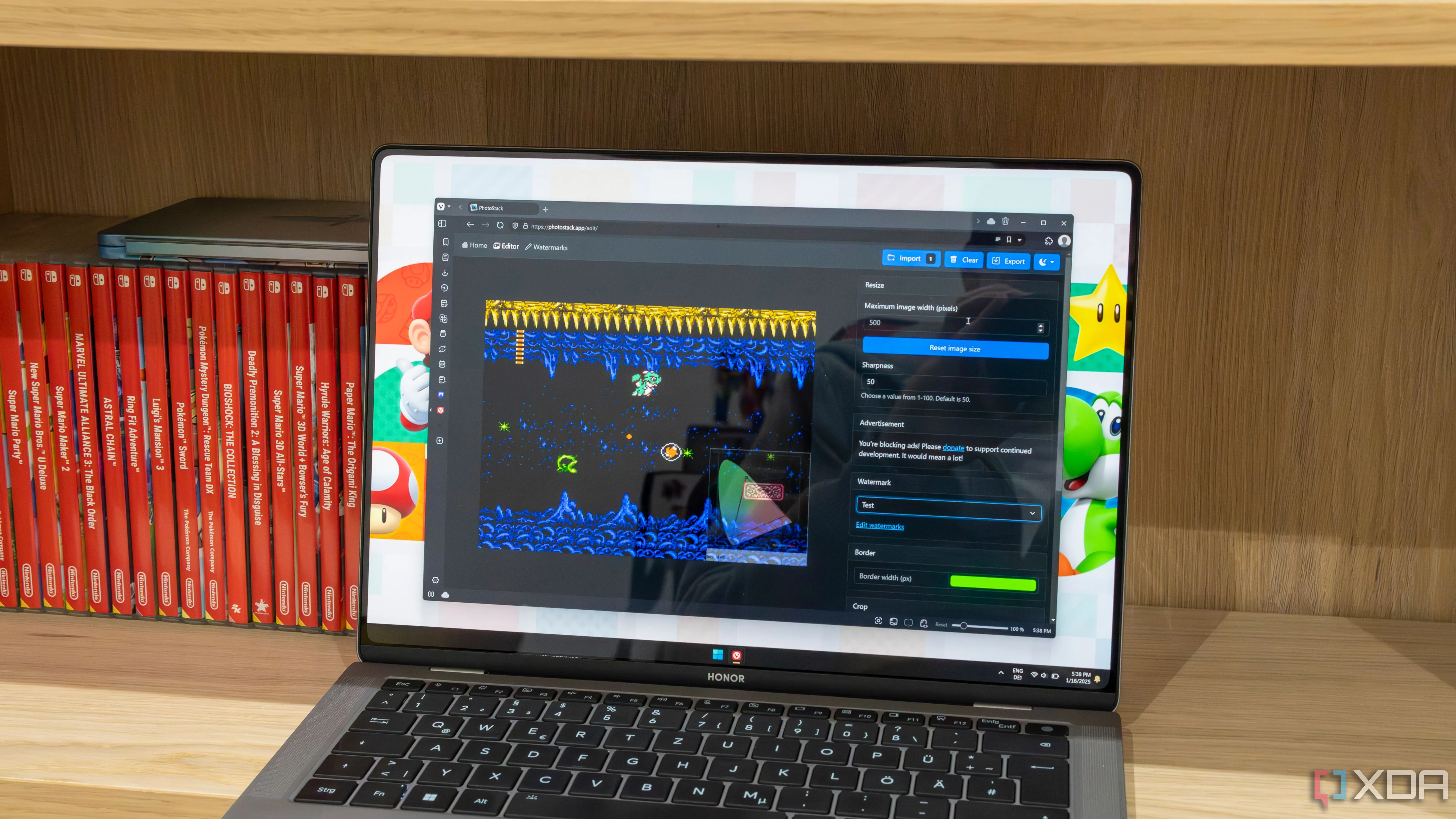 Một chiếc laptop chạy Windows 11 hiển thị ứng dụng PhotoStack trong trình duyệt Vivaldi, minh họa môi trường làm việc của phiên bản 24H2 Beta