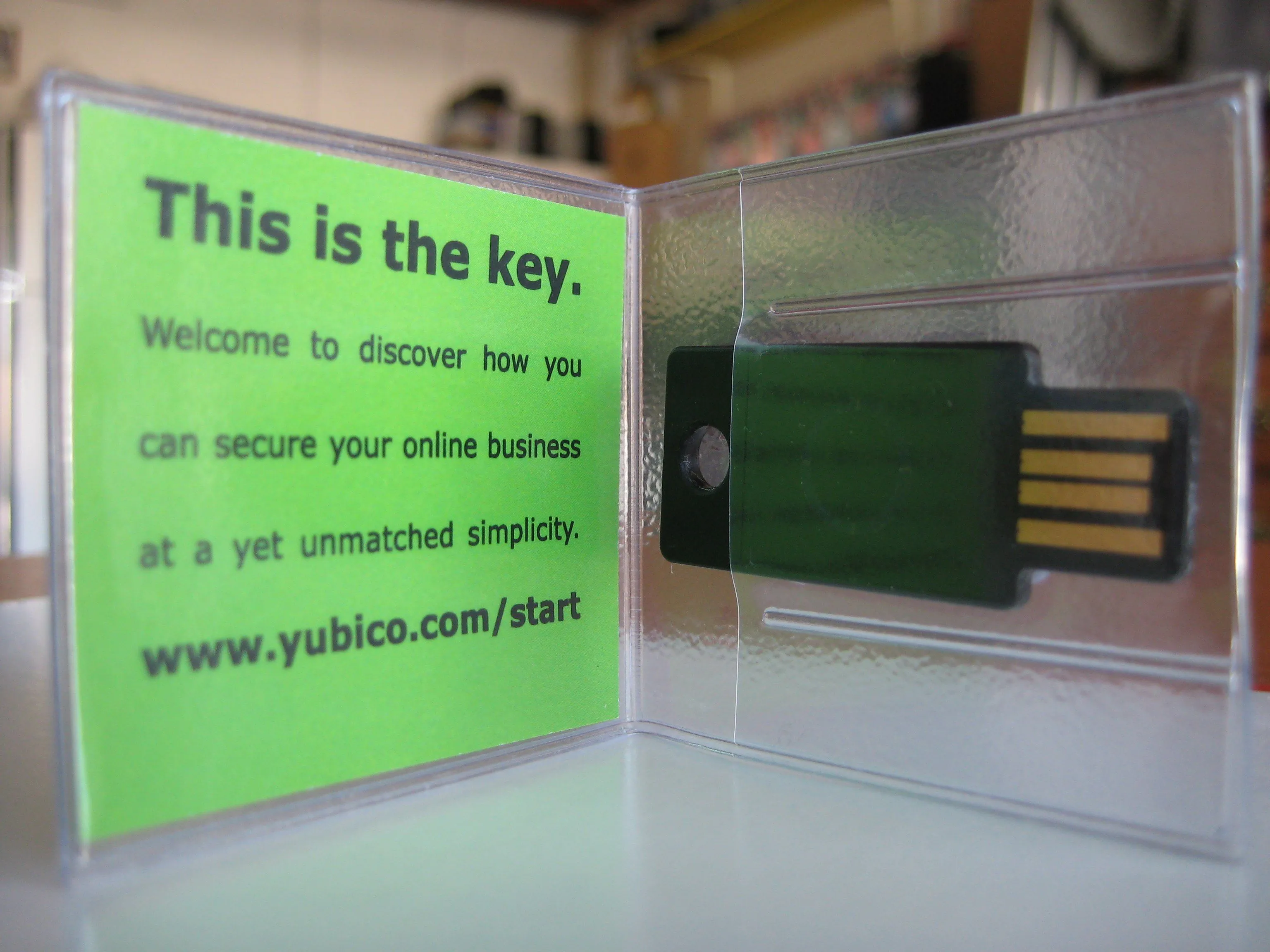 Một khóa bảo mật phần cứng YubiKey màu đen, minh họa giải pháp xác thực đa yếu tố tăng cường bảo mật tài khoản trực tuyến.