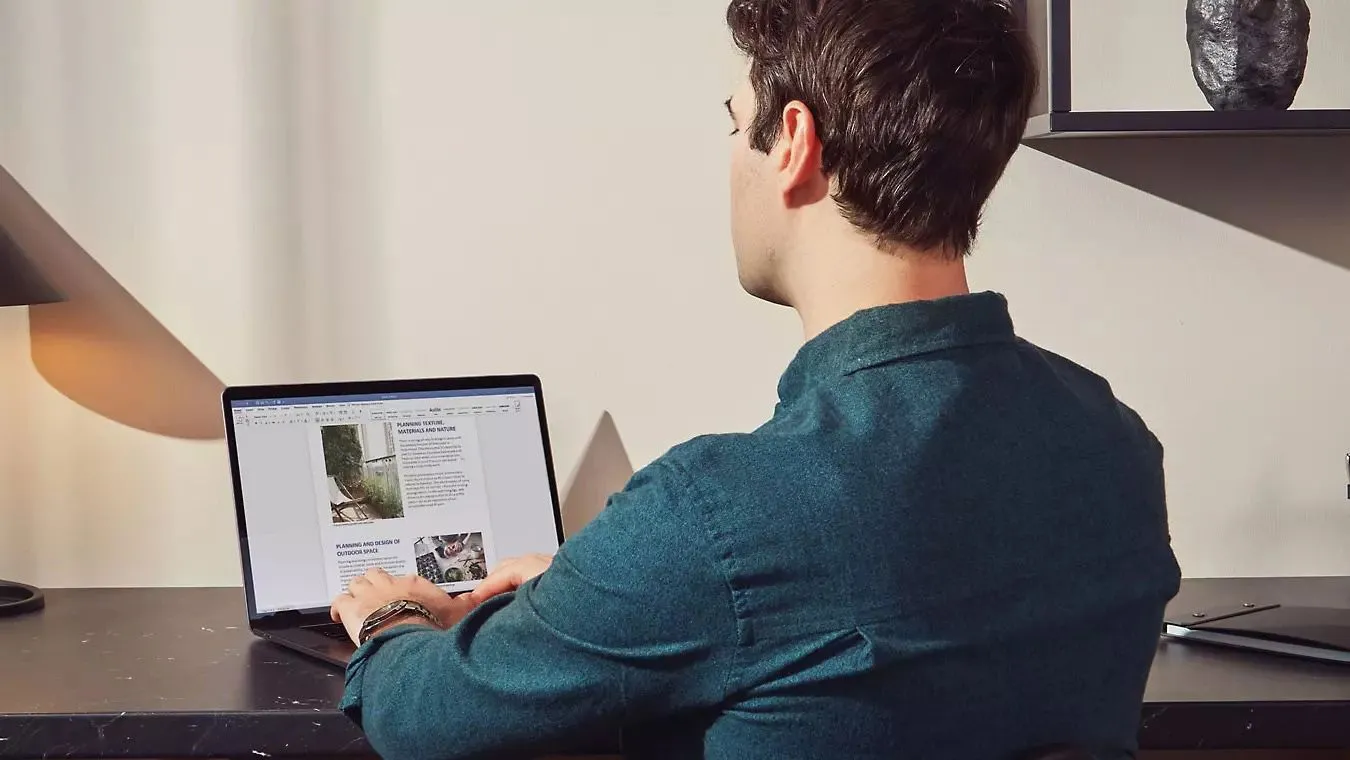 Người dùng đang làm việc trên tài liệu Microsoft Word trên máy tính, thể hiện quá trình soạn thảo và chỉnh sửa