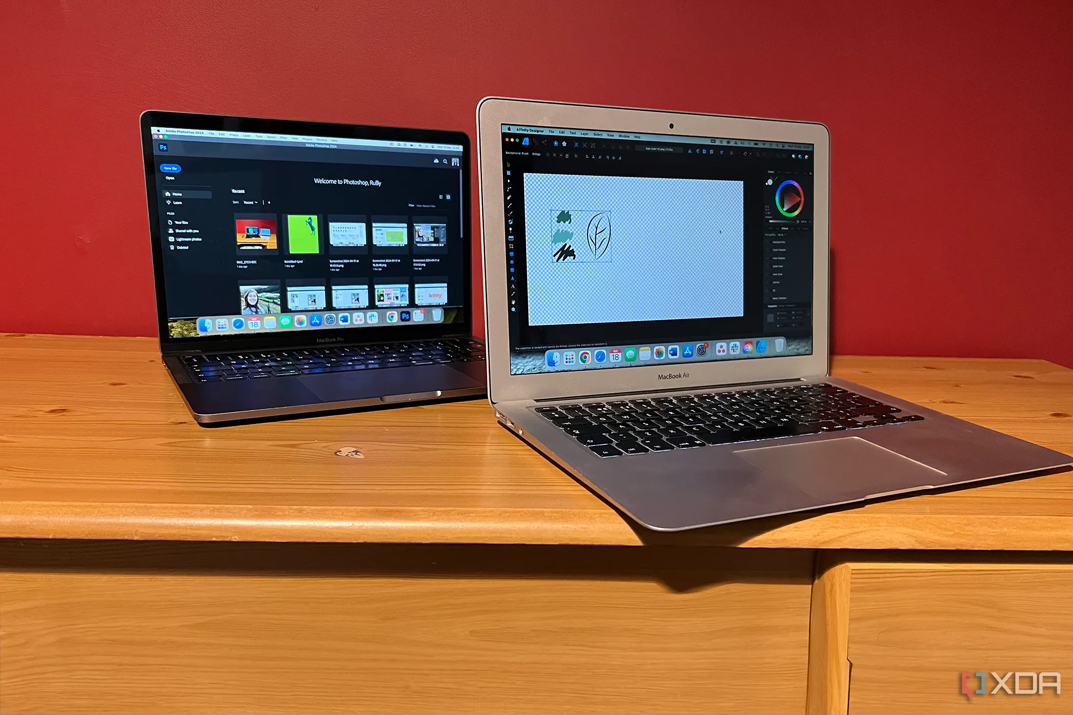 Photoshop trên MacBook Pro và Affinity Designer trên MacBook Air minh họa sự cạnh tranh trong các bộ ứng dụng sáng tạo
