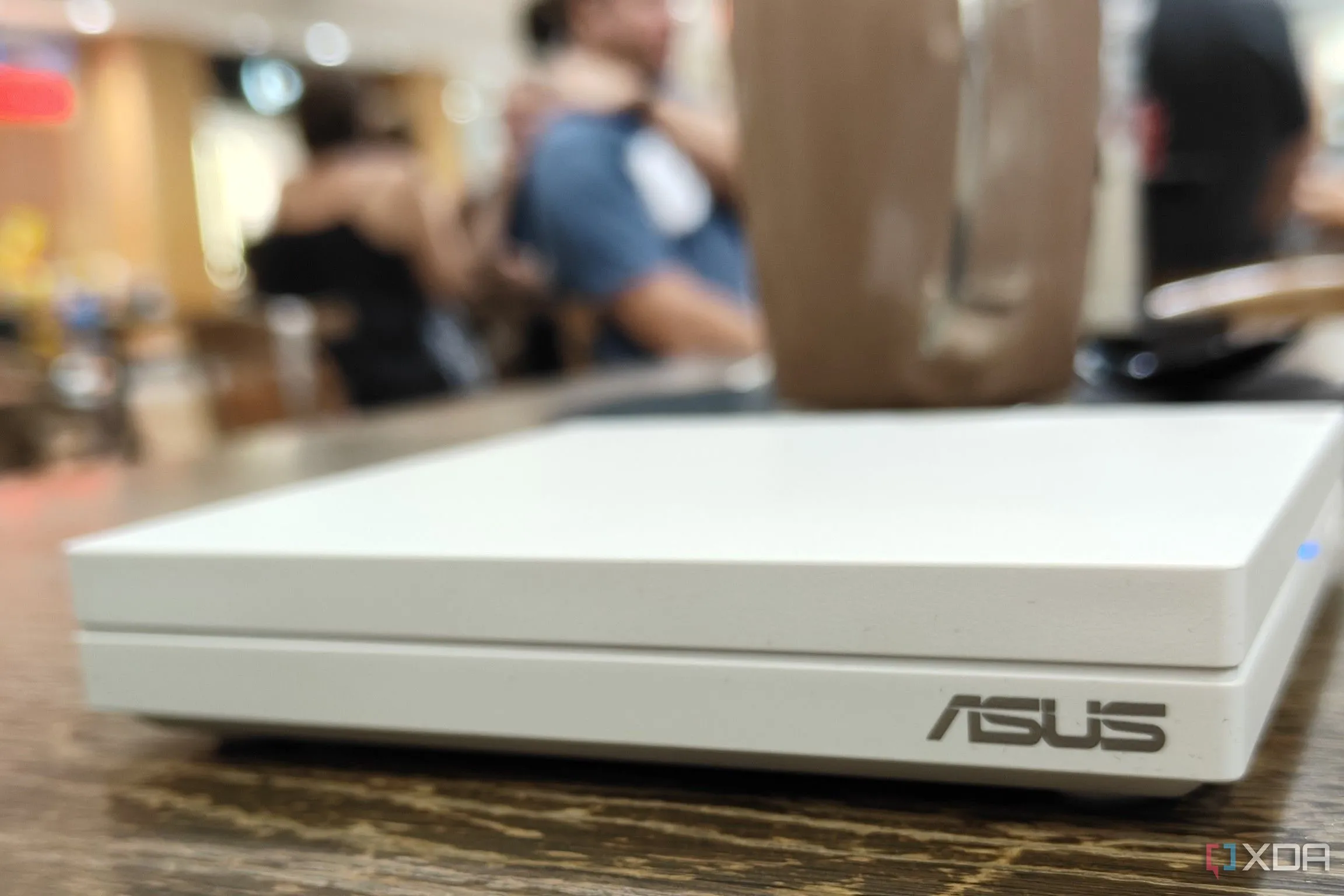 Router di động trên bàn, biểu tượng cho khả năng kết nối linh hoạt và tối ưu