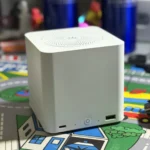 Thiết bị NAS mini Beelink trên bàn làm việc, biểu tượng cho việc tự lưu trữ và kiểm soát dữ liệu tại gia.