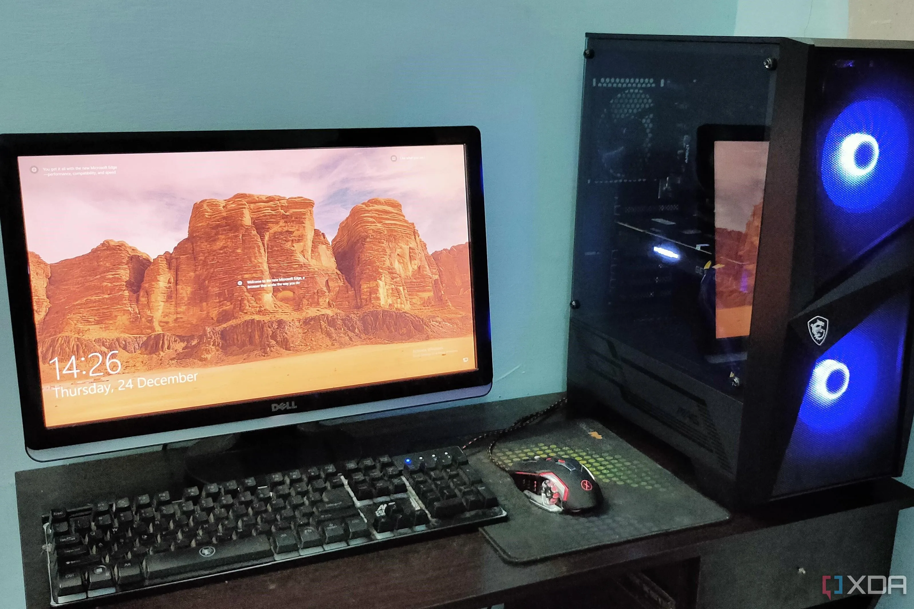 Thiết lập máy tính chơi game (gaming PC) trên bàn làm việc, thường tắt vào ban đêm
