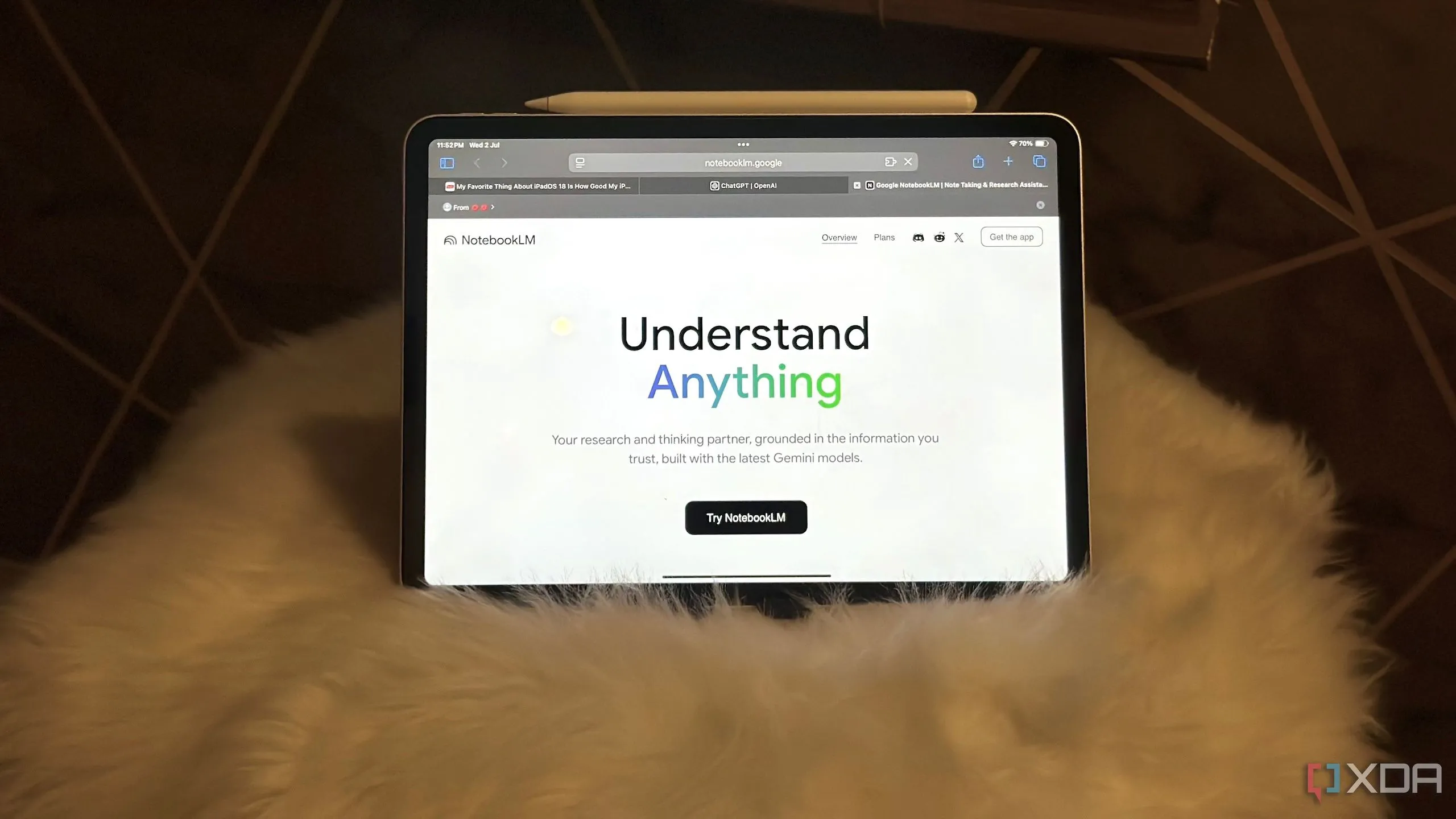Ứng dụng NotebookLM trên một chiếc iPad
