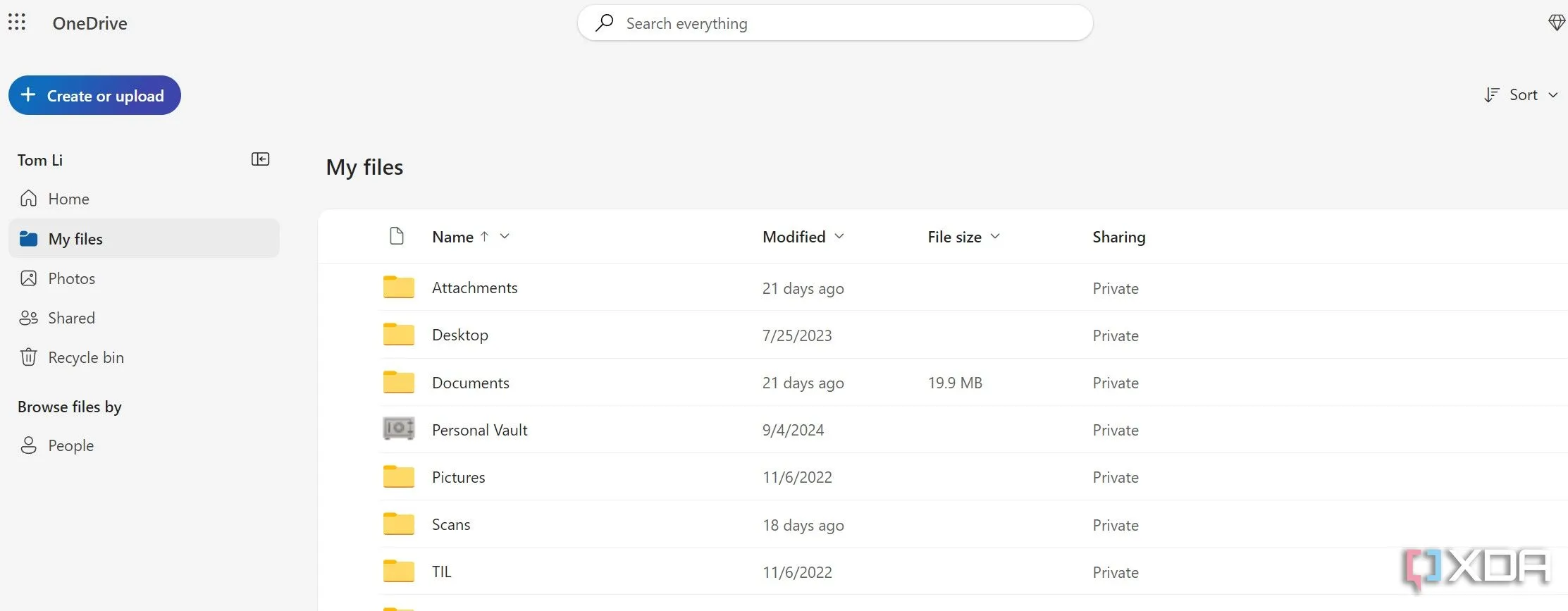 Ảnh chụp màn hình các thư mục trong Microsoft OneDrive, minh họa khả năng chia sẻ và chỉnh sửa tài liệu Excel an toàn.