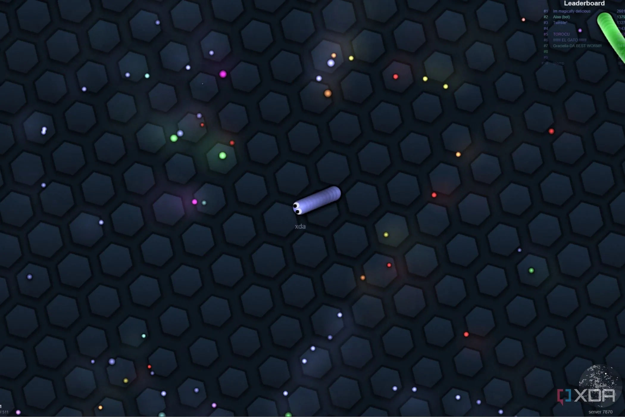 Ảnh chụp màn hình game Slither.io với nhiều con rắn màu sắc đang di chuyển và ăn điểm