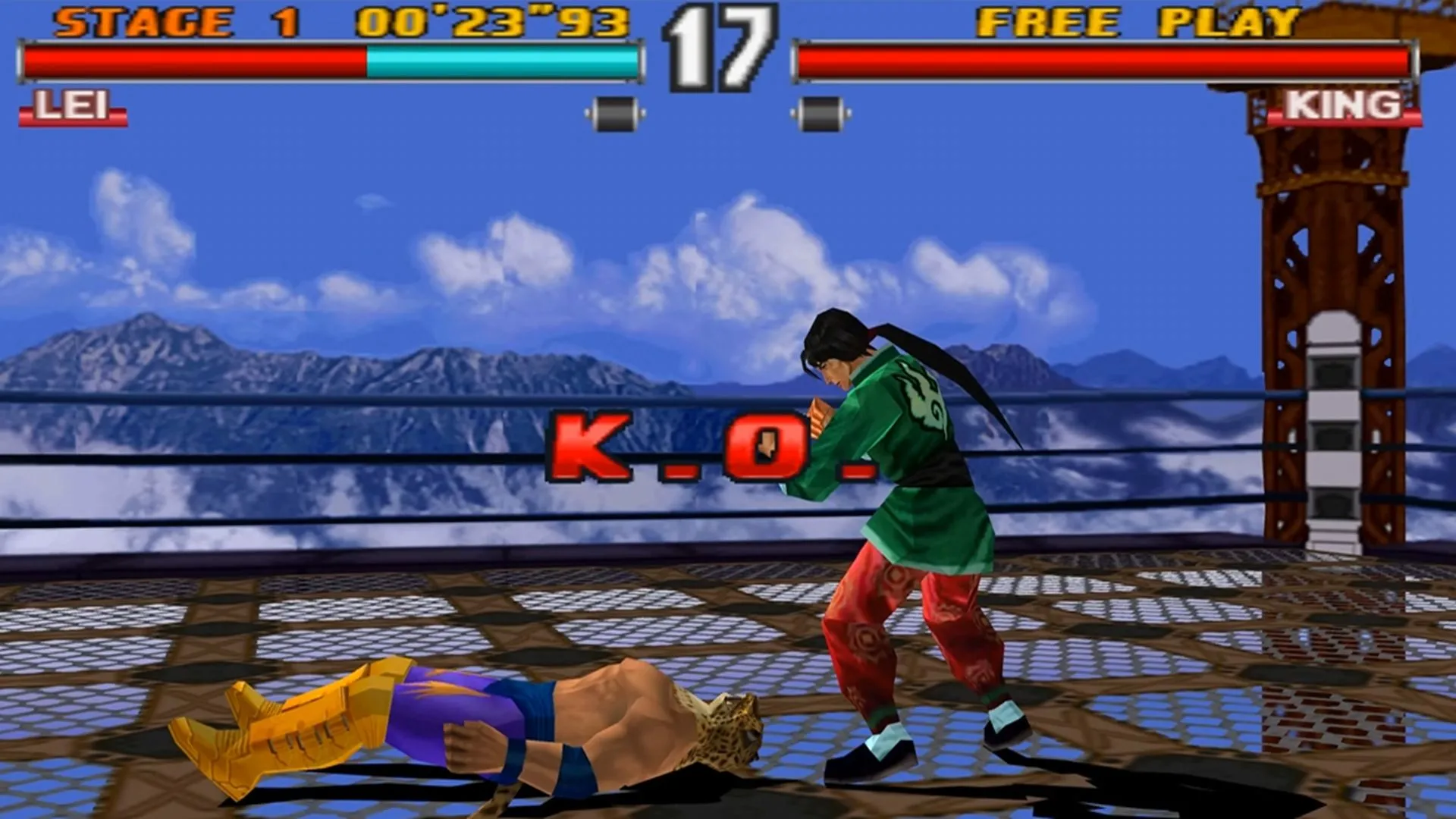 Ảnh chụp màn hình kết thúc trận đấu giữa King và Lei trong tựa game đối kháng Tekken 2.