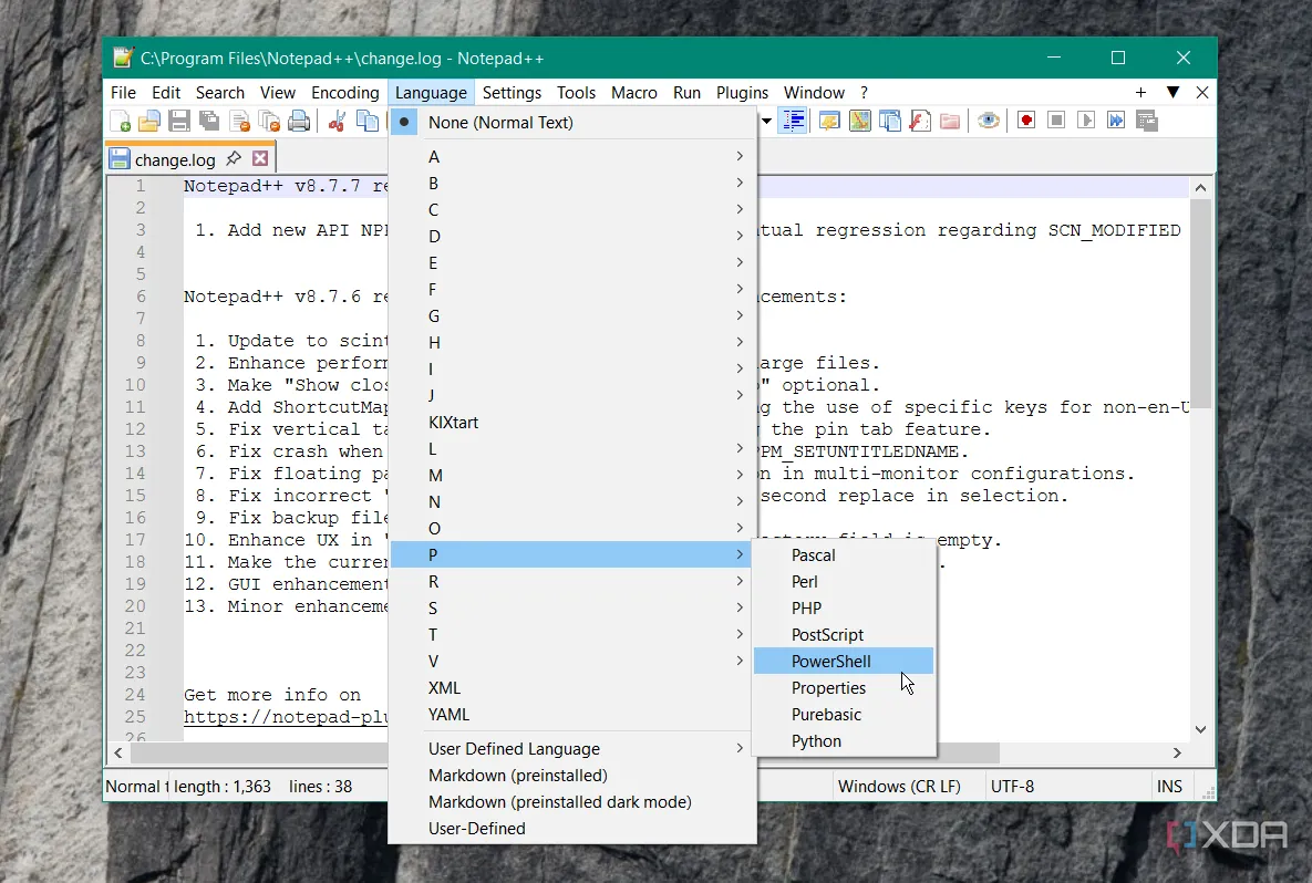 Ảnh chụp màn hình Notepad++ đang chạy trên desktop Windows với tùy chọn ngôn ngữ code