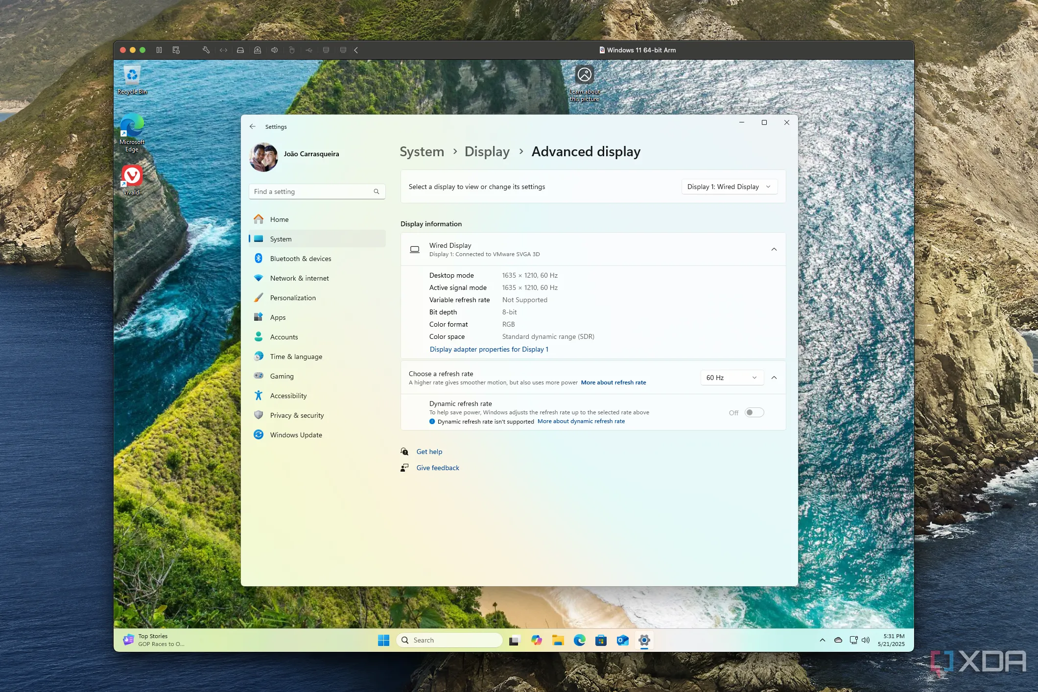 Ảnh chụp màn hình Windows 11 chạy trong VMware Fusion trên Mac, cho thấy cài đặt tần số quét 60Hz.